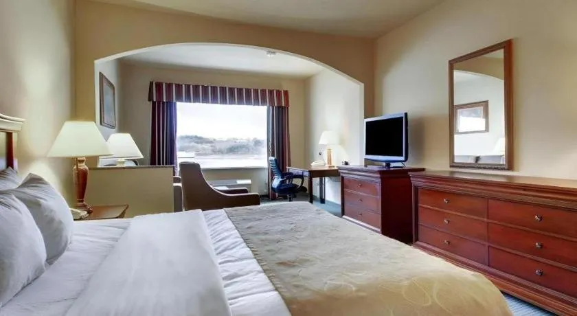 Bed in Clarion Suites Vidalia Riverfront