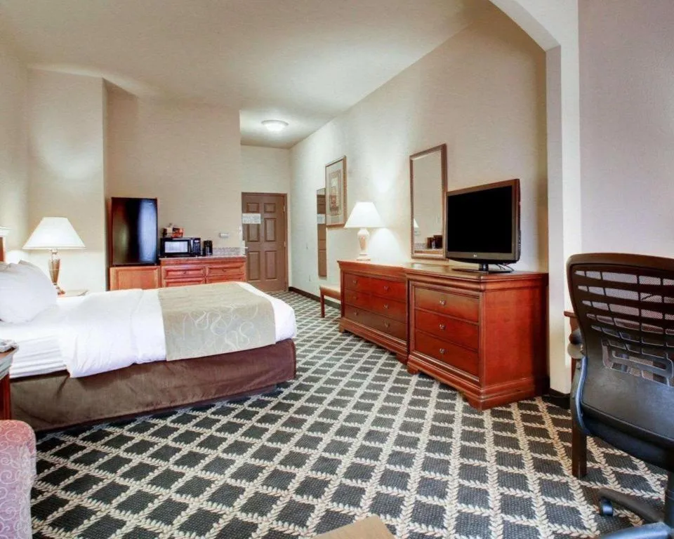 Bed in Clarion Suites Vidalia Riverfront