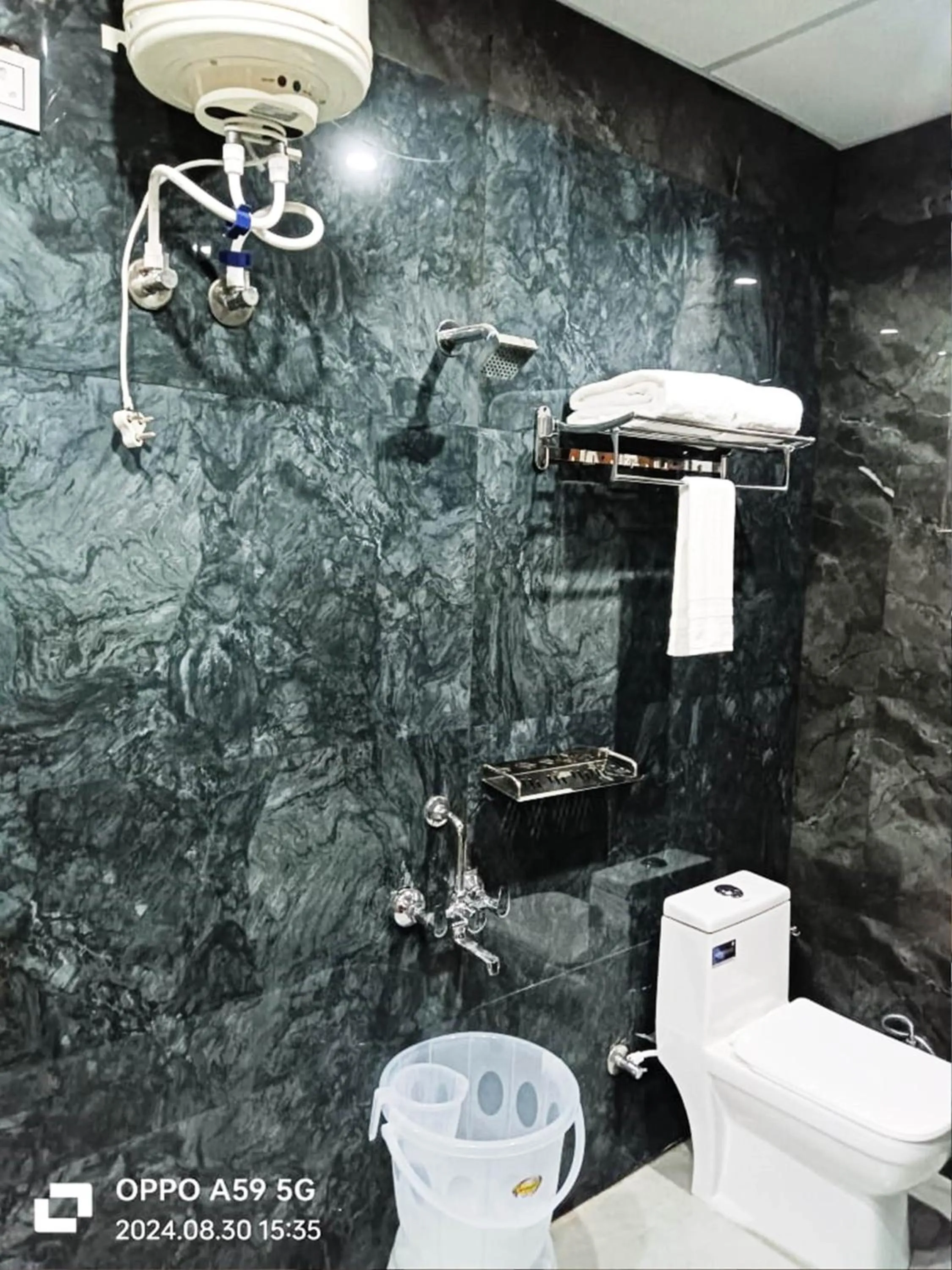 Shower in ShriGo Hotel Pushpa Residency