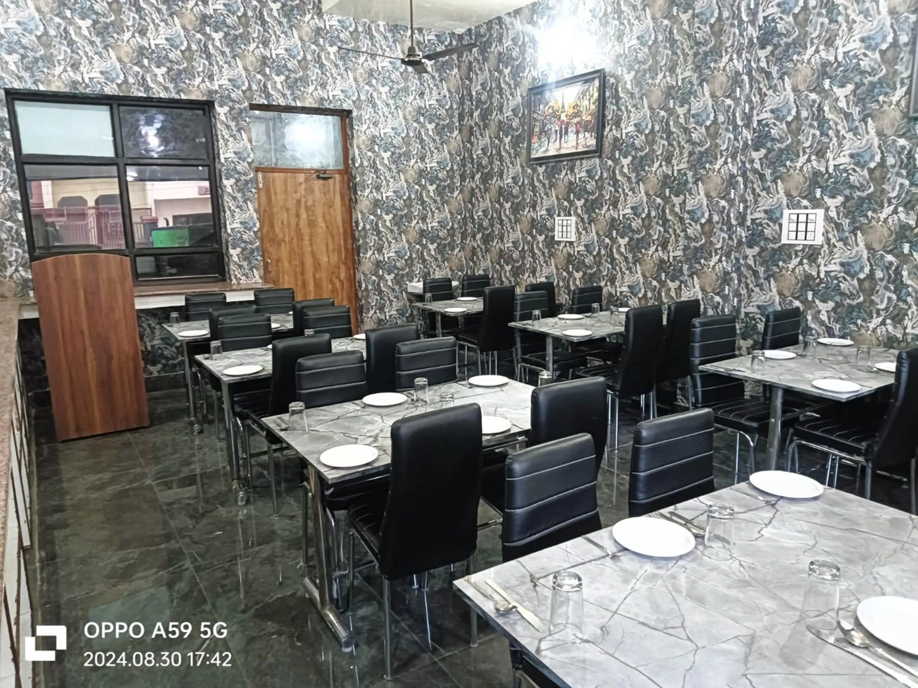 Restaurant/places to eat in ShriGo Hotel Pushpa Residency