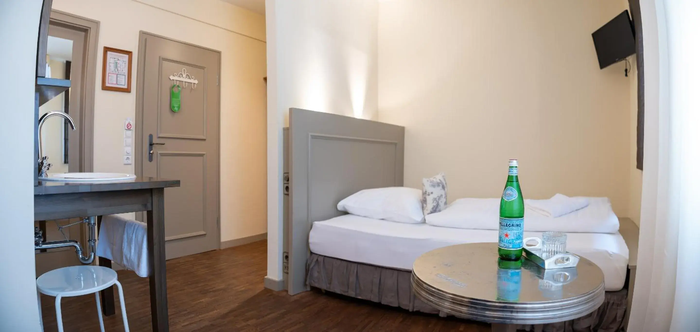 Bedroom, Bed in Friedrich von Schiller Hotel Bedroom, Bed in Friedrich von Schiller Hotel