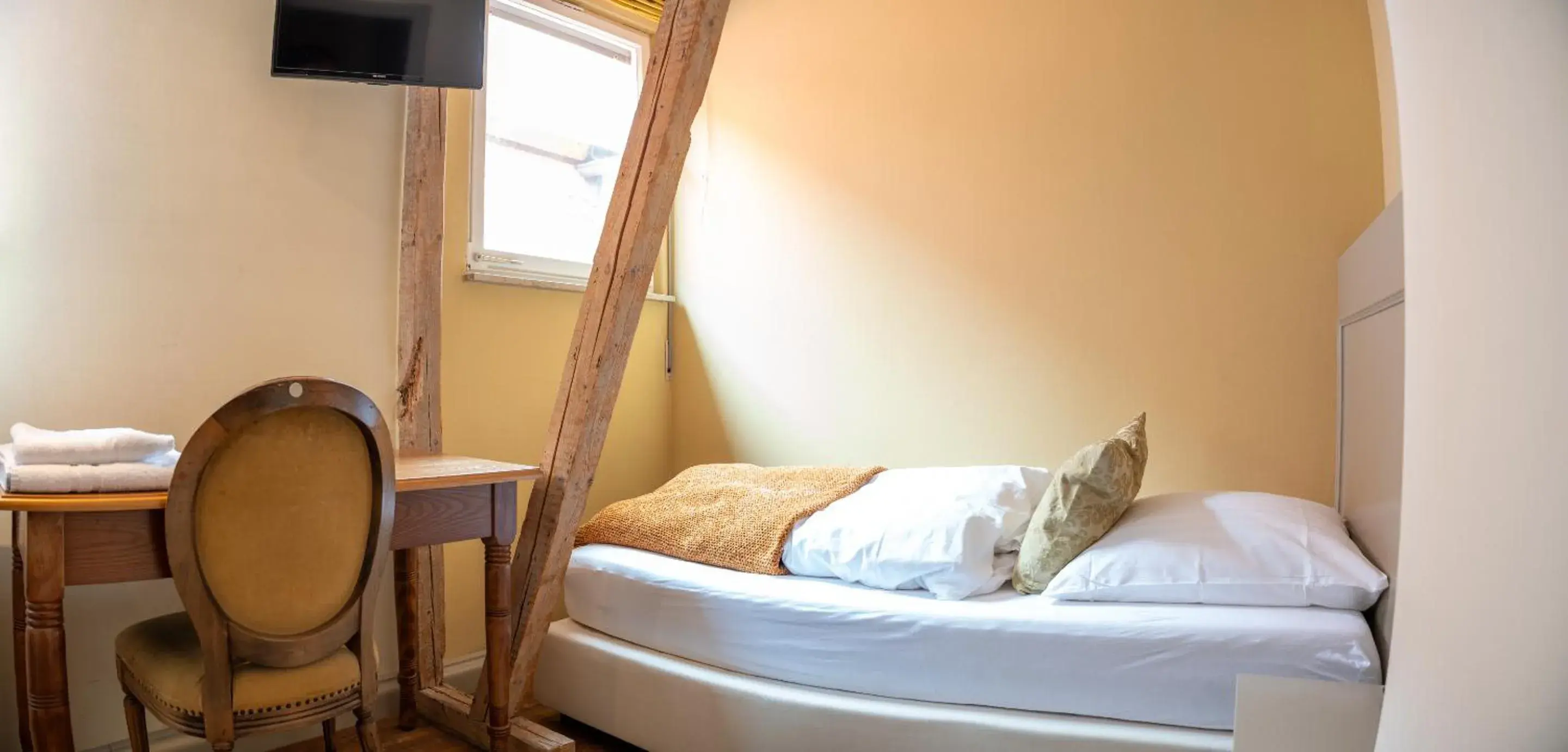 Bedroom, Bed in Friedrich von Schiller Hotel Bedroom, Bed in Friedrich von Schiller Hotel