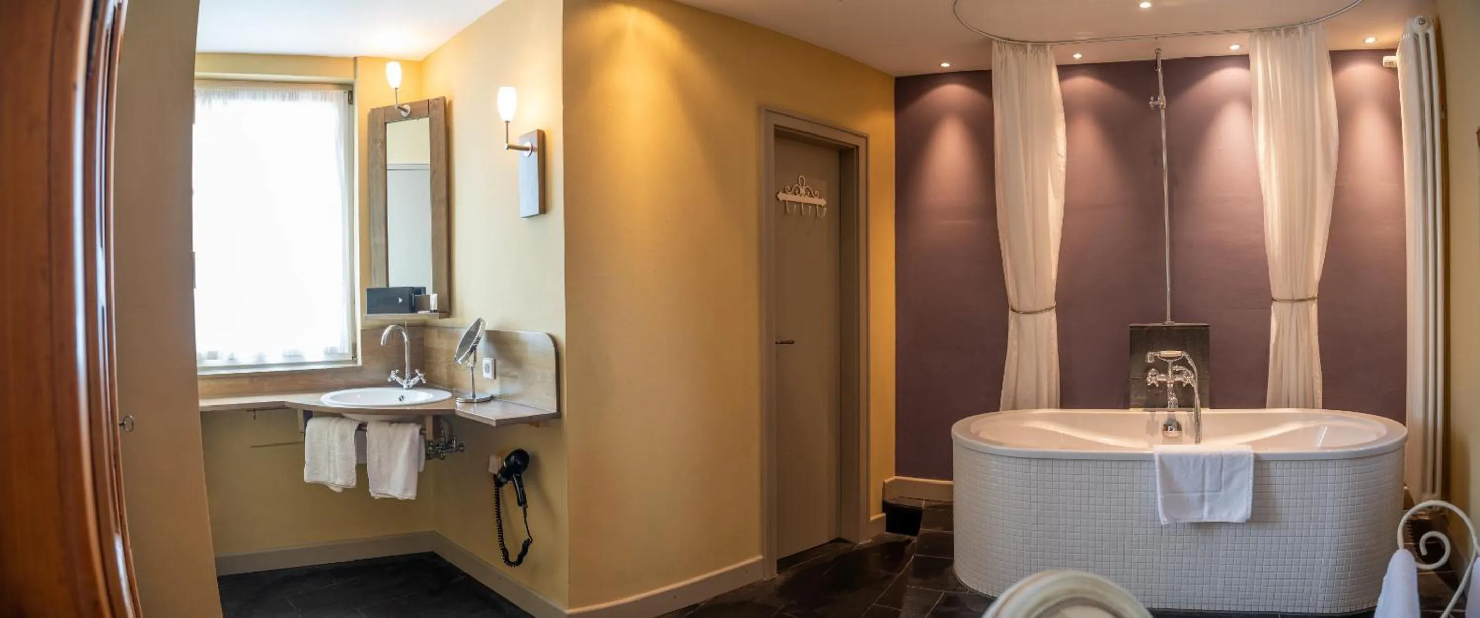 Bathroom in Friedrich von Schiller Hotel