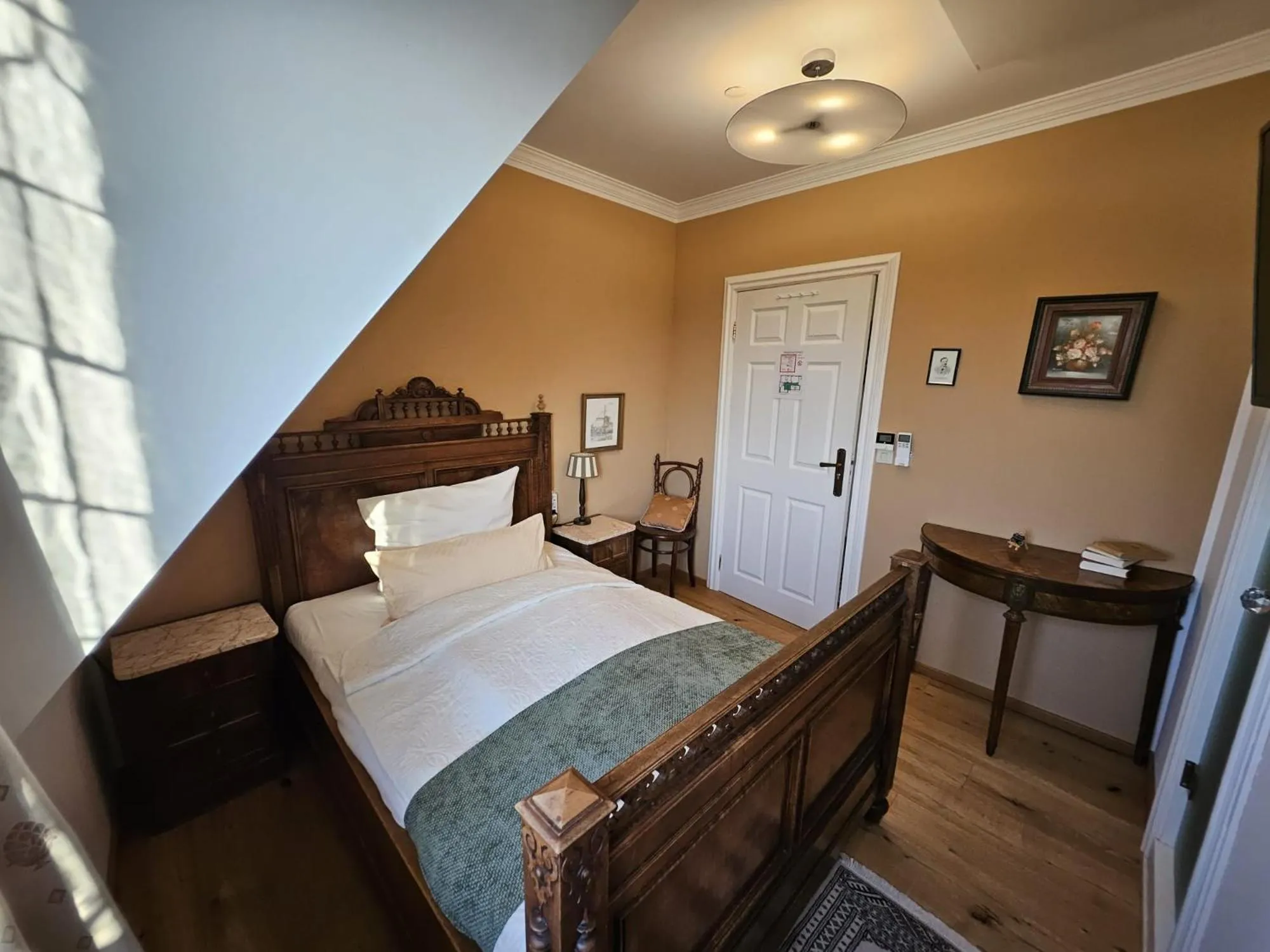 Photo of the whole room, Bed in Klein Holland