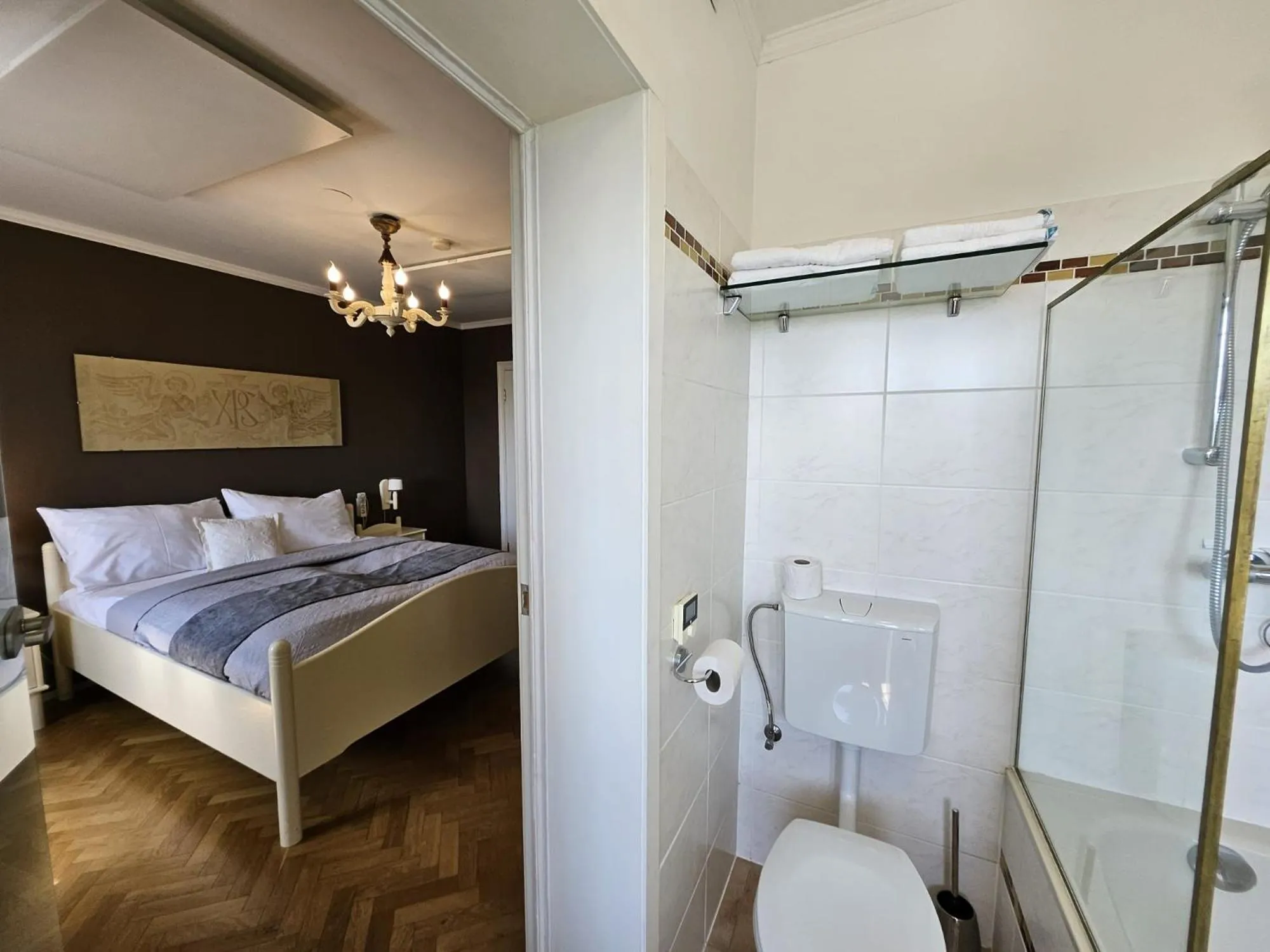 Toilet, Bed in Klein Holland