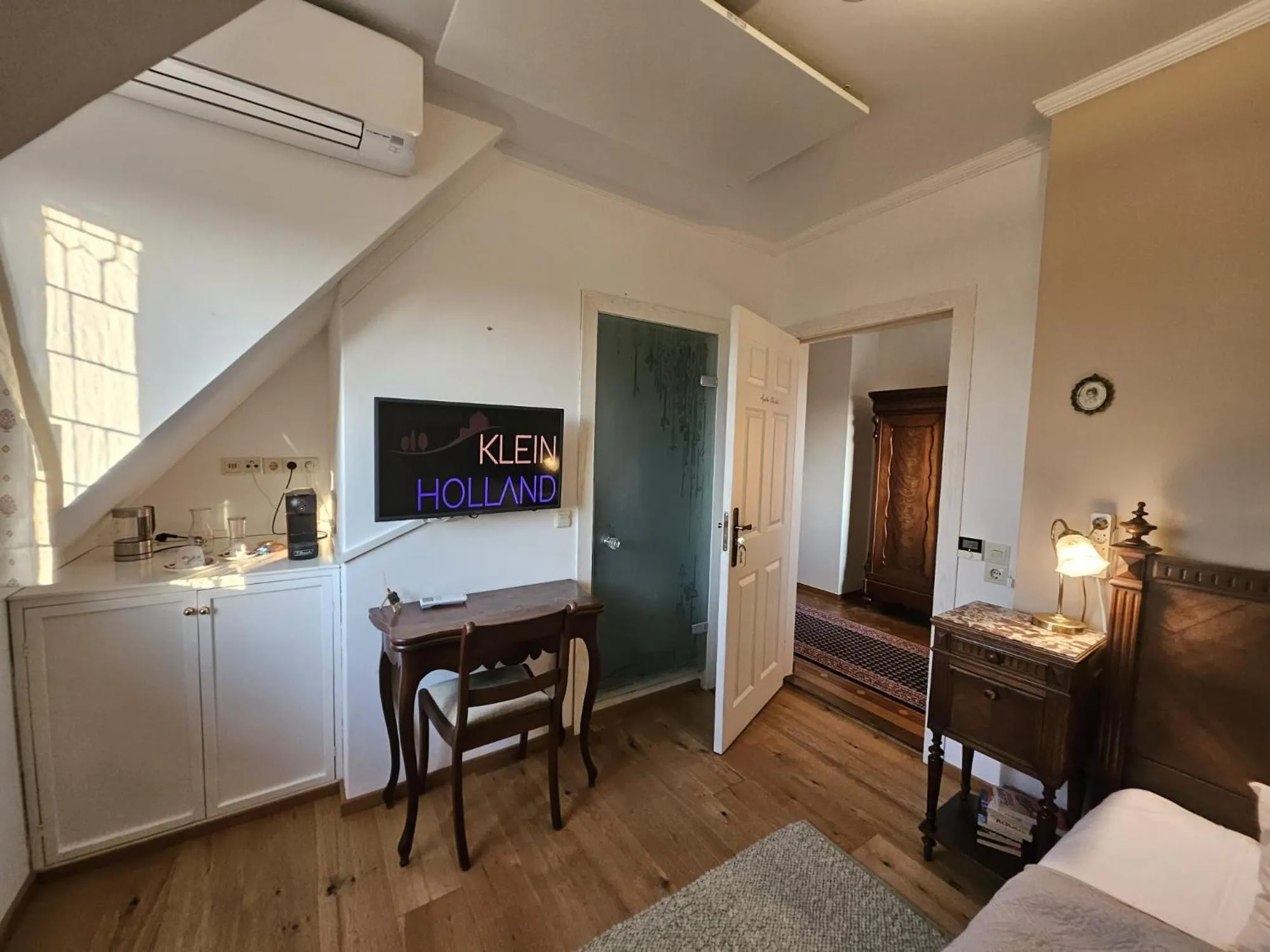 Photo of the whole room, Bed in Klein Holland