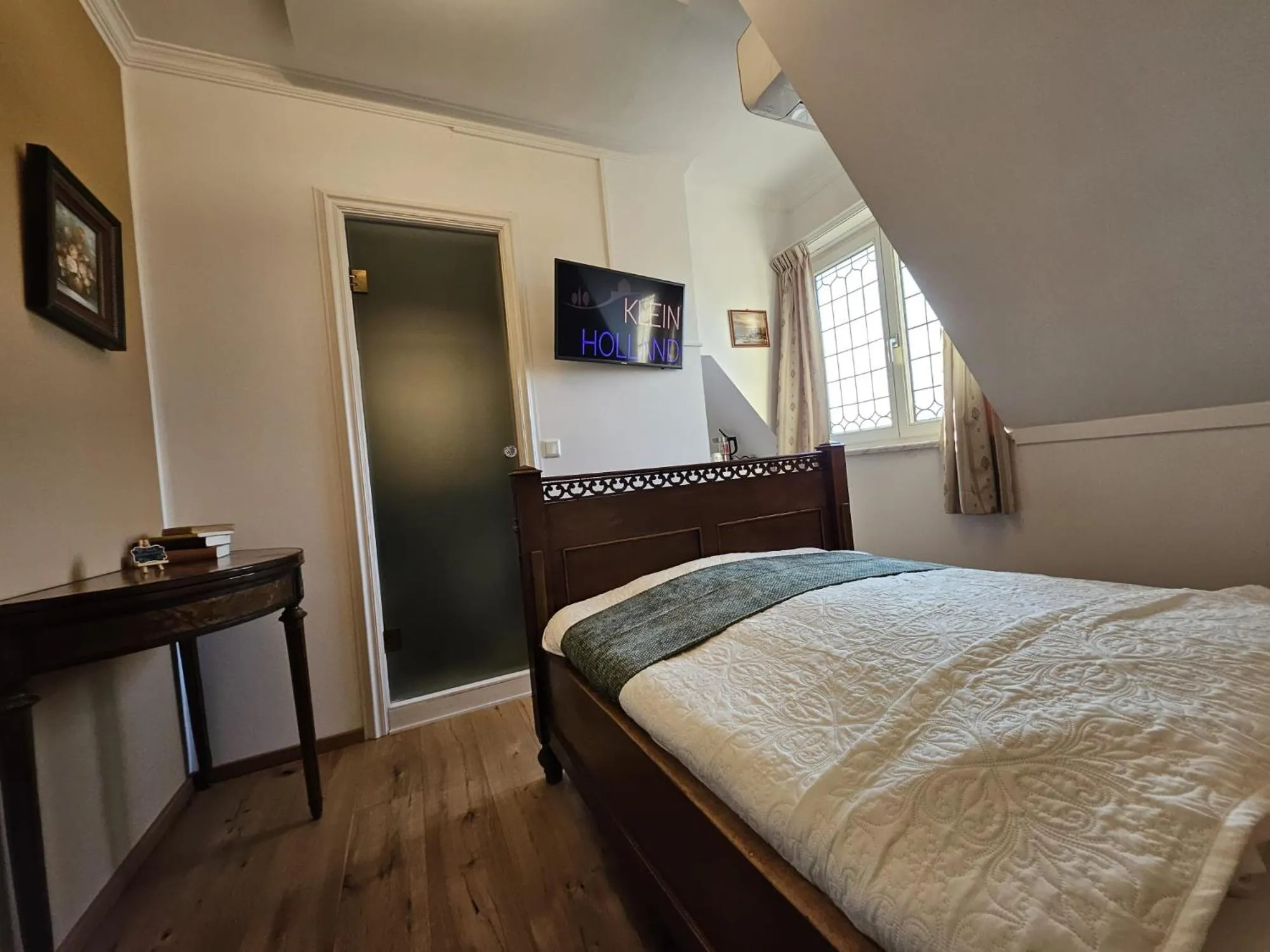 Photo of the whole room, Bed in Klein Holland