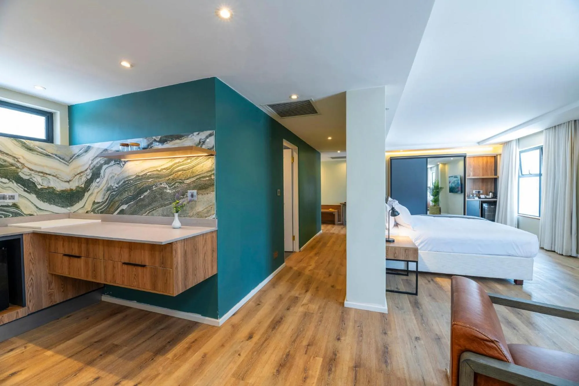 Kitchen or kitchenette, Bed in 258 Hotel