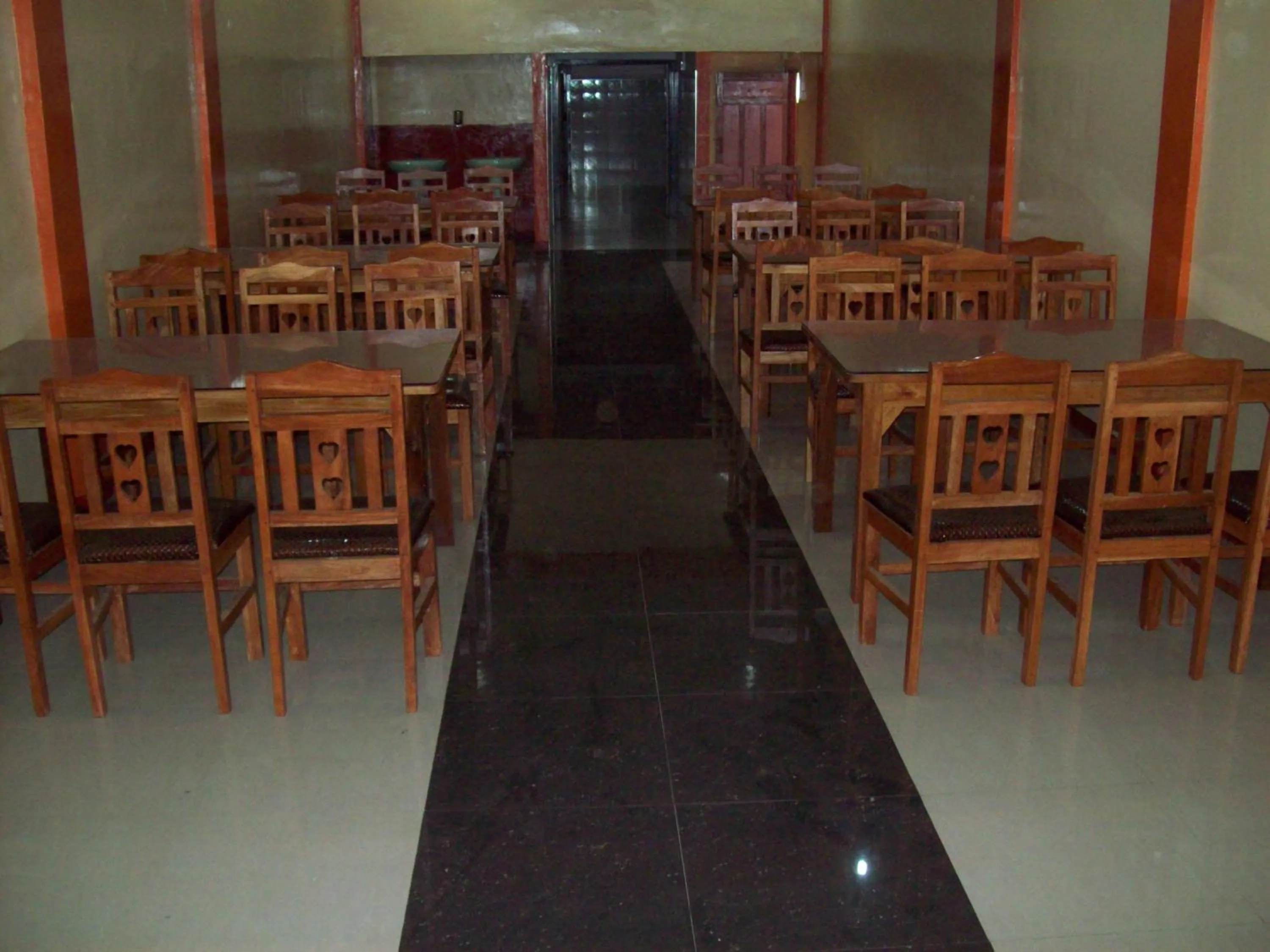 Restaurant/places to eat in AKR Hotel Kilinochchi