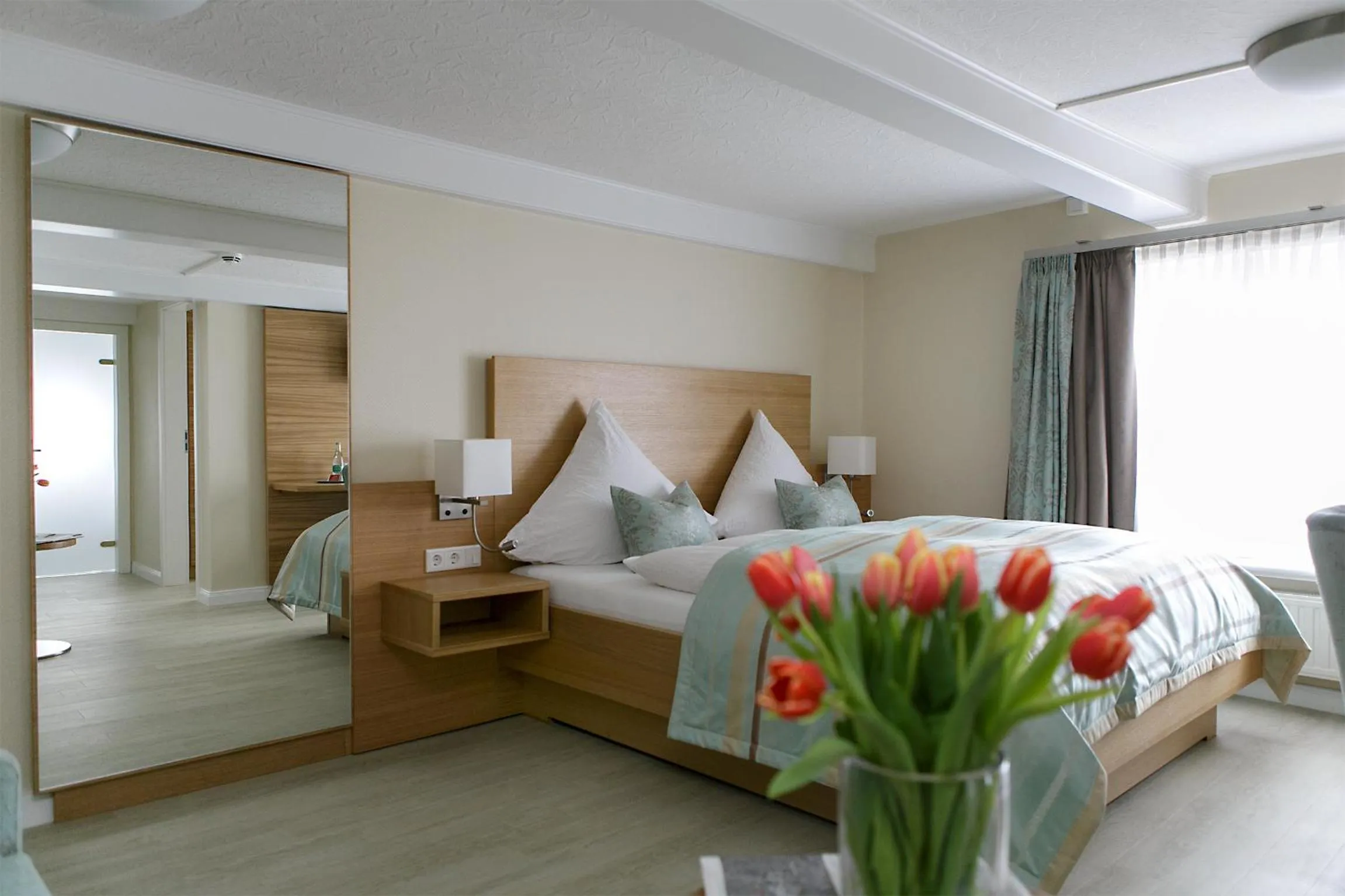 Bed in Hotel Neuwarft Altbau