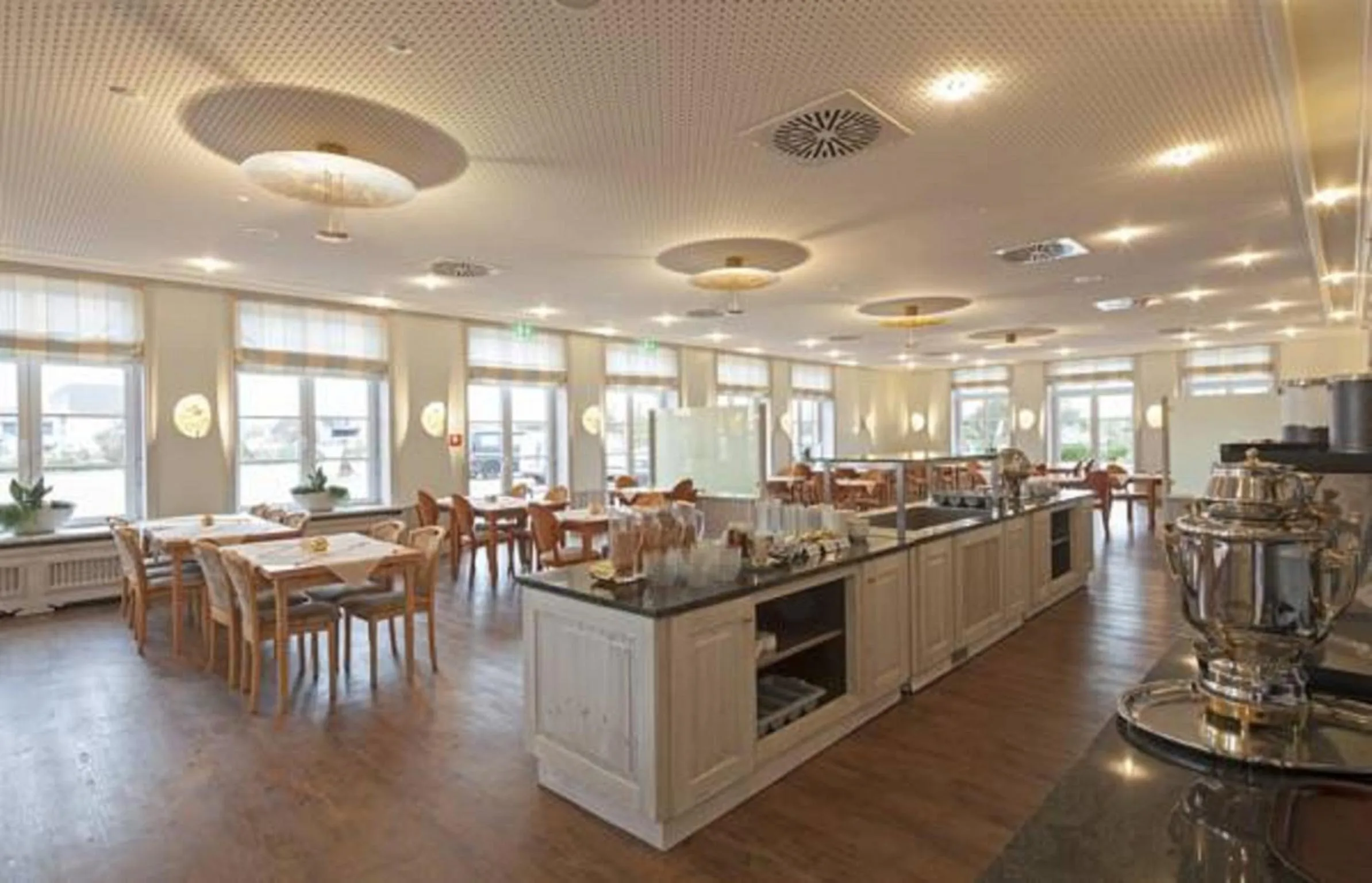 Restaurant/places to eat in Hotel Neuwarft Altbau