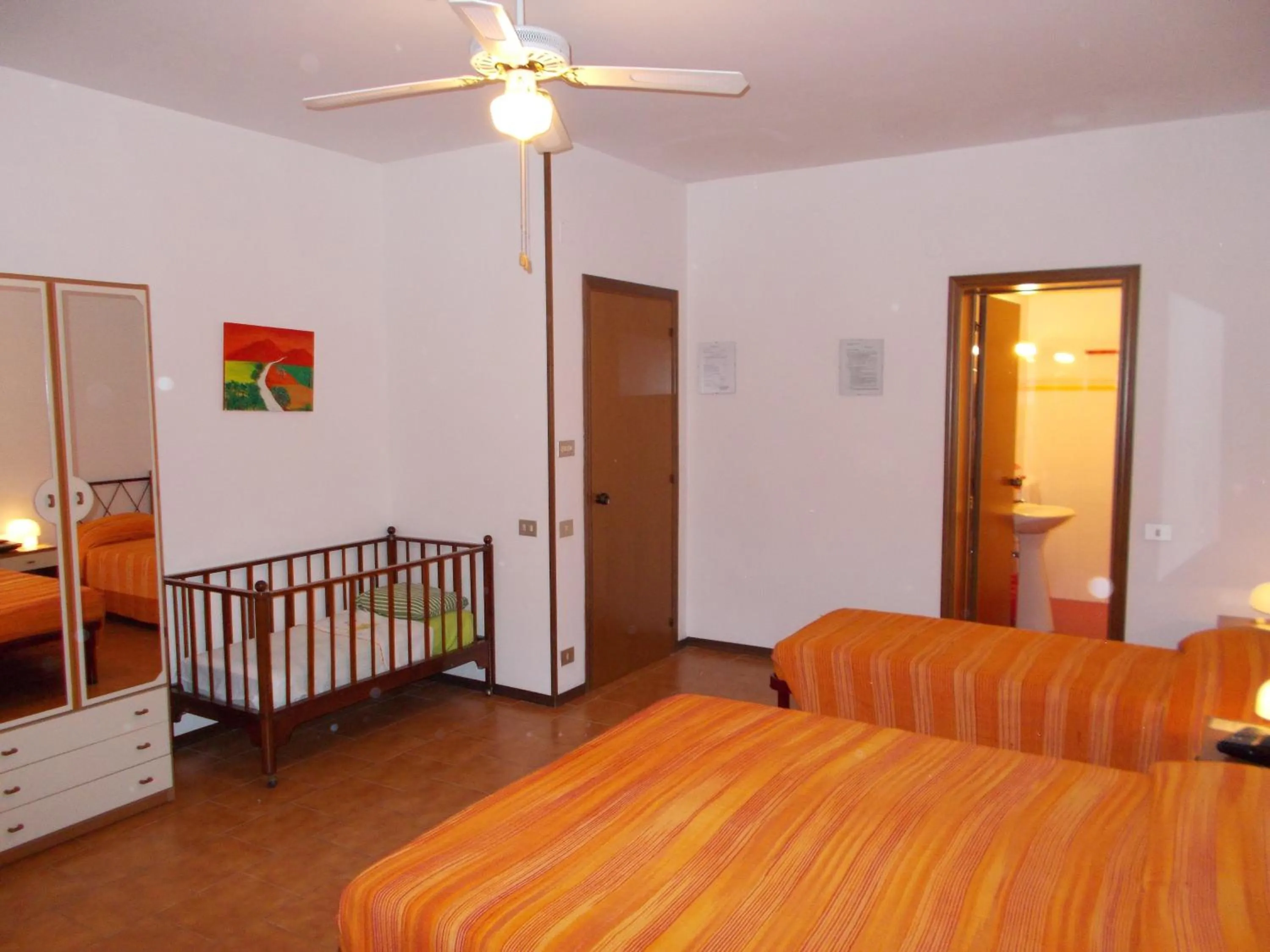 Photo of the whole room, Bed in Pensione Delfino Azzurro