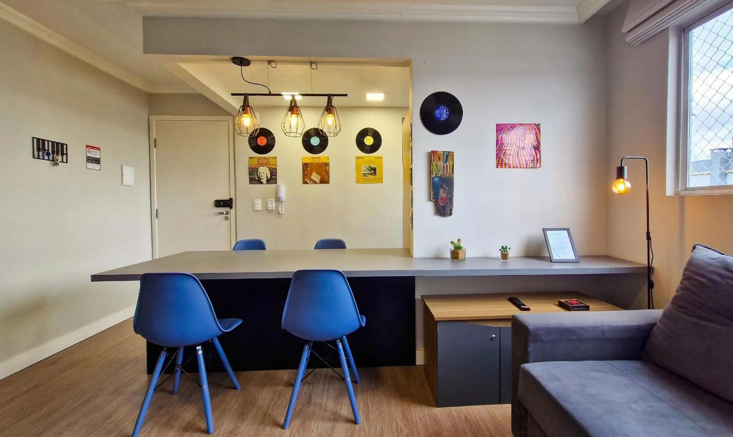 Communal lounge/ TV room in Dois Quartos, Vitrola, Coleção Vinil, próx Barigui