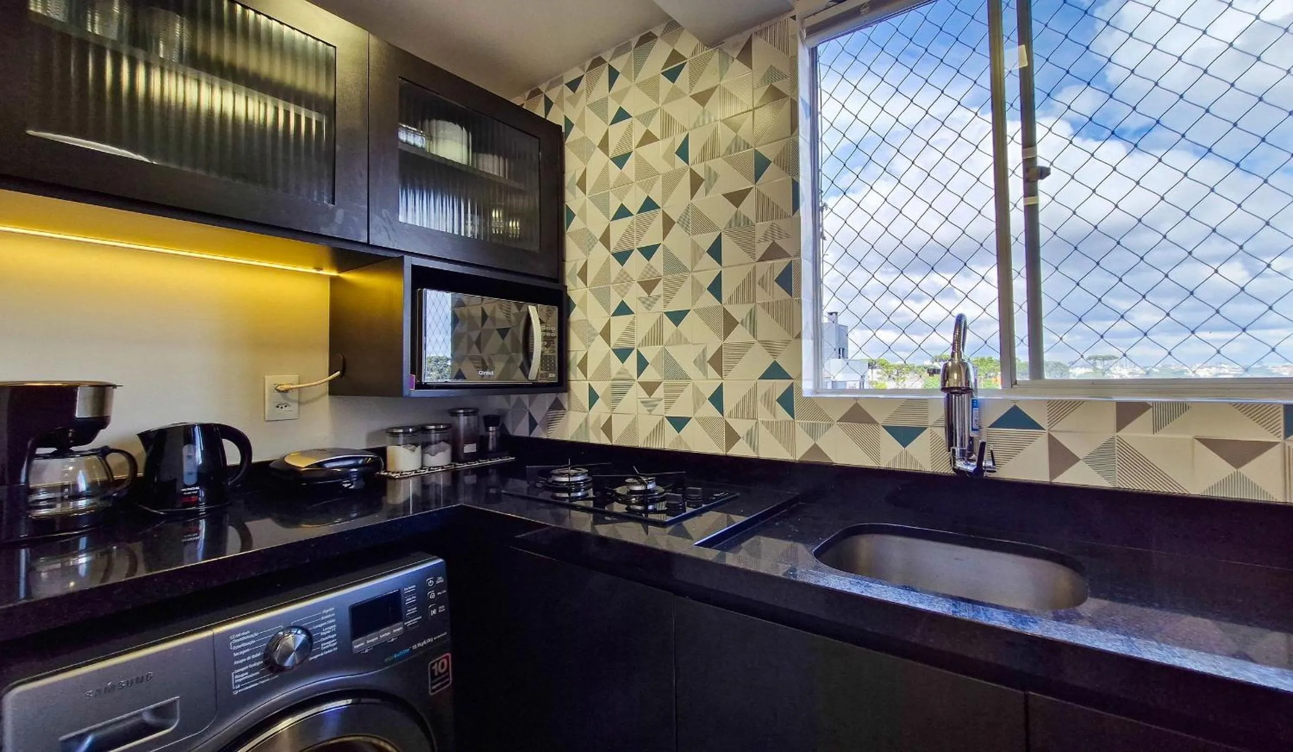 Kitchen or kitchenette in Dois Quartos, Vitrola, Coleção Vinil, próx Barigui