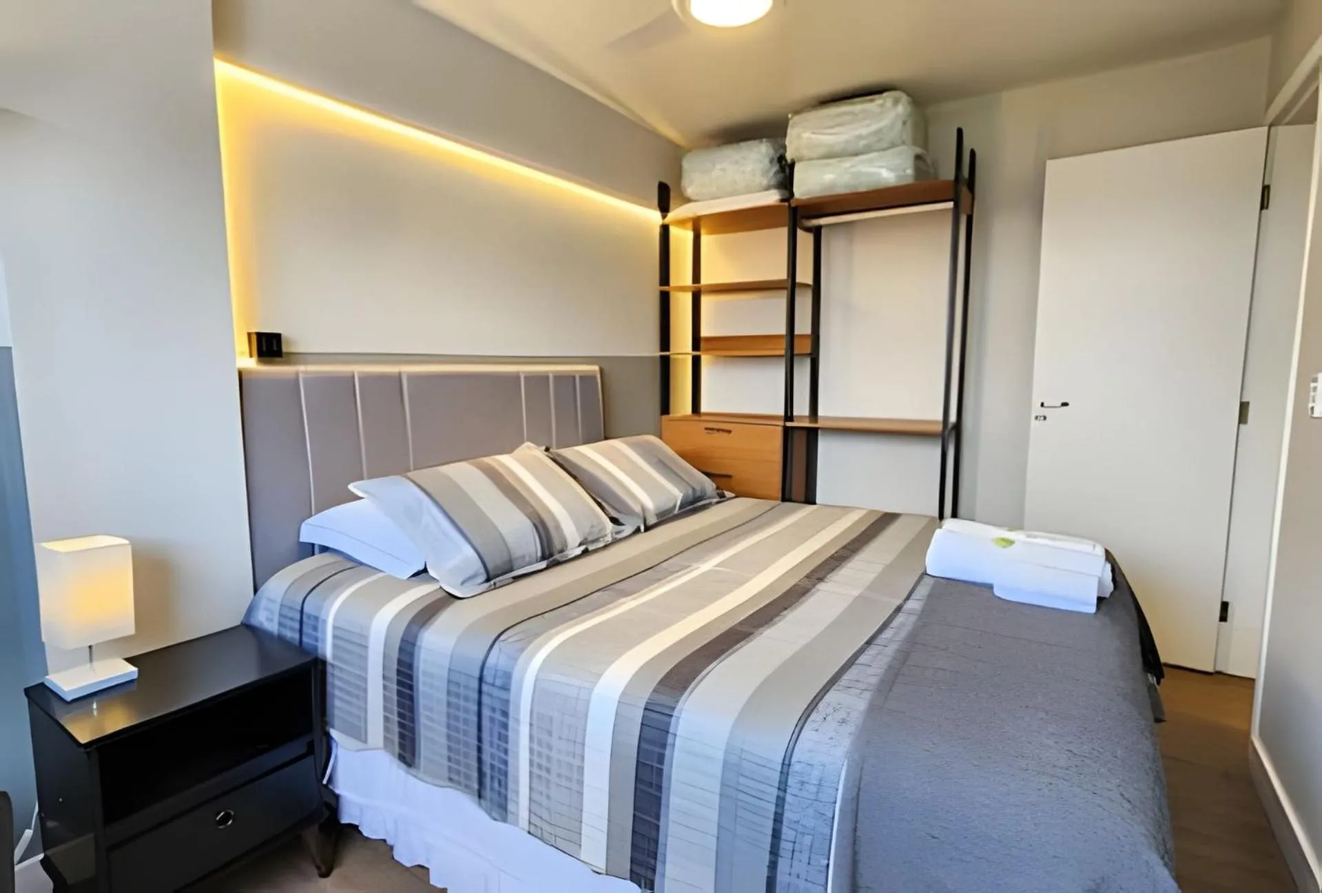 Photo of the whole room, Bed in Dois Quartos, Vitrola, Coleção Vinil, próx Barigui