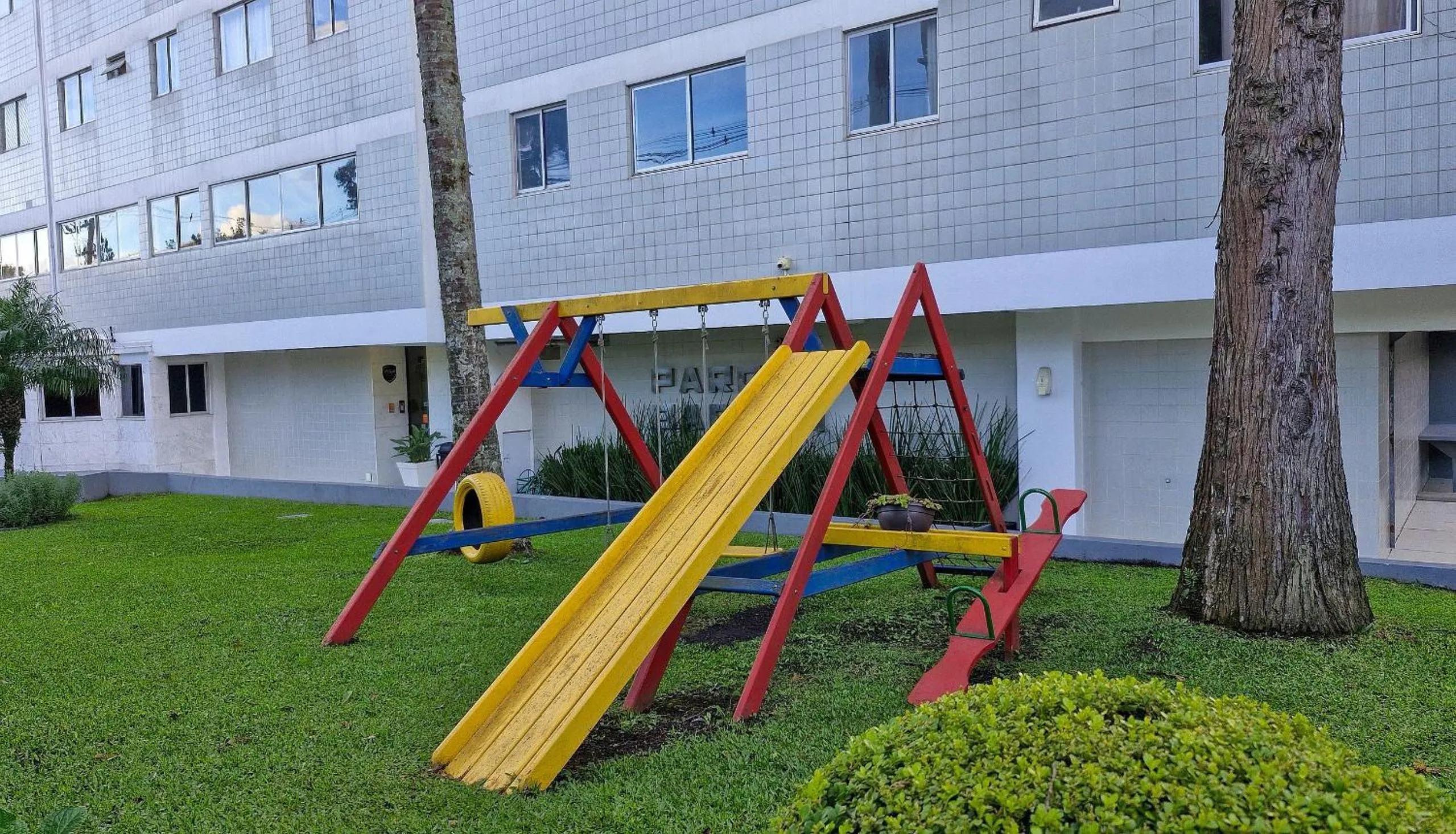 Children play ground in Dois Quartos, Vitrola, Coleção Vinil, próx Barigui