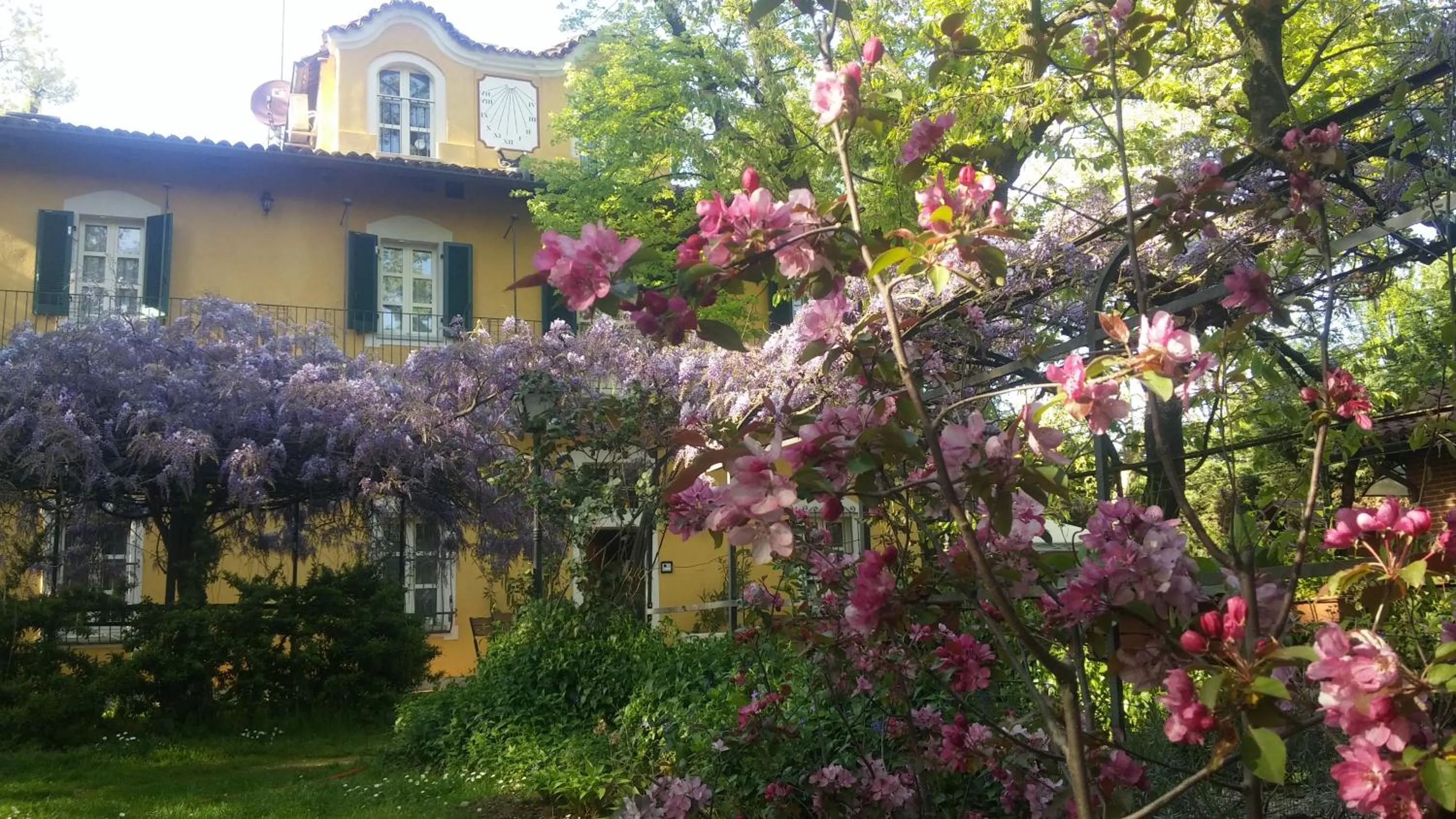 Property building in Villa Mirano Bed & Breakfast