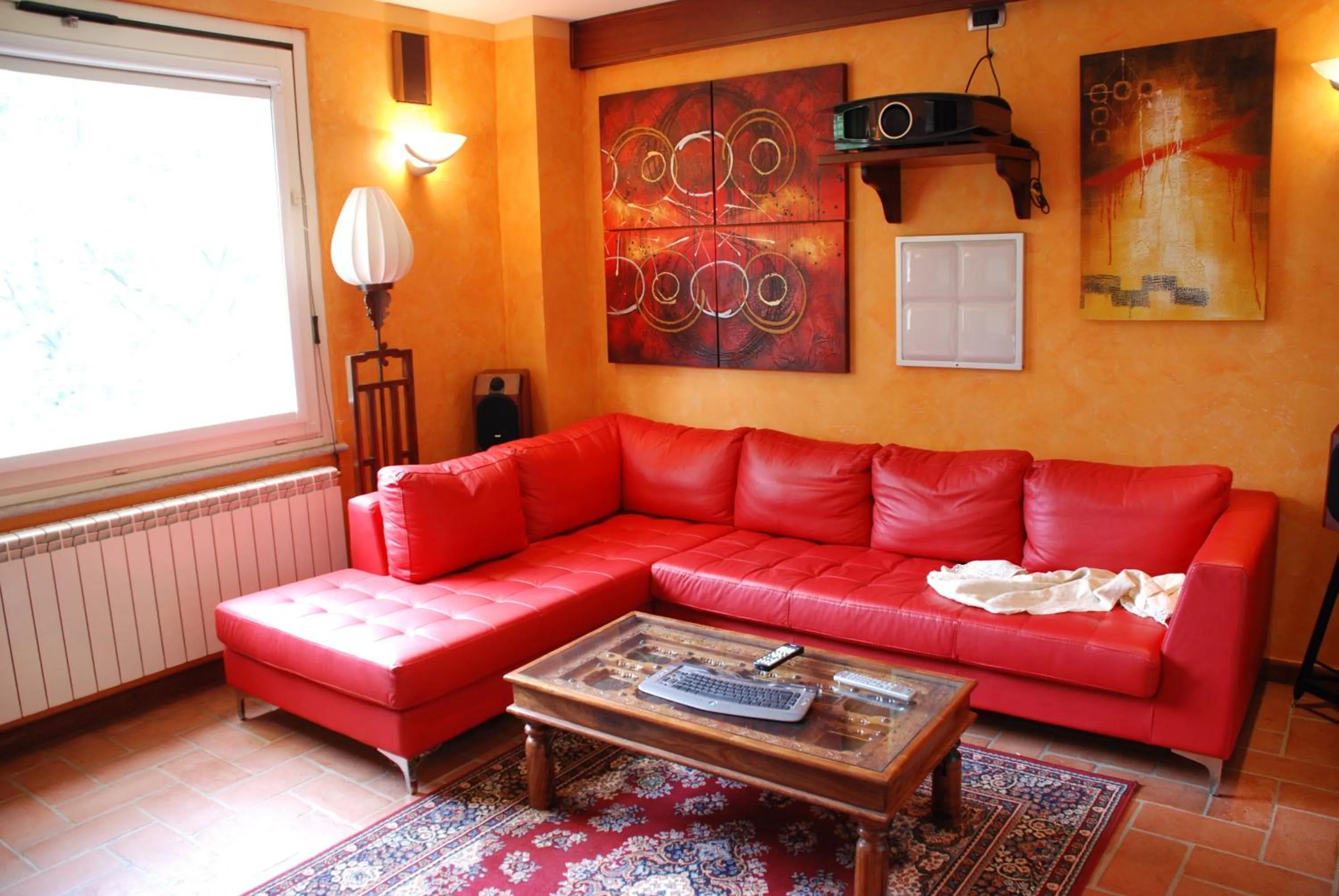 Communal lounge/ TV room in Villa Mirano Bed & Breakfast