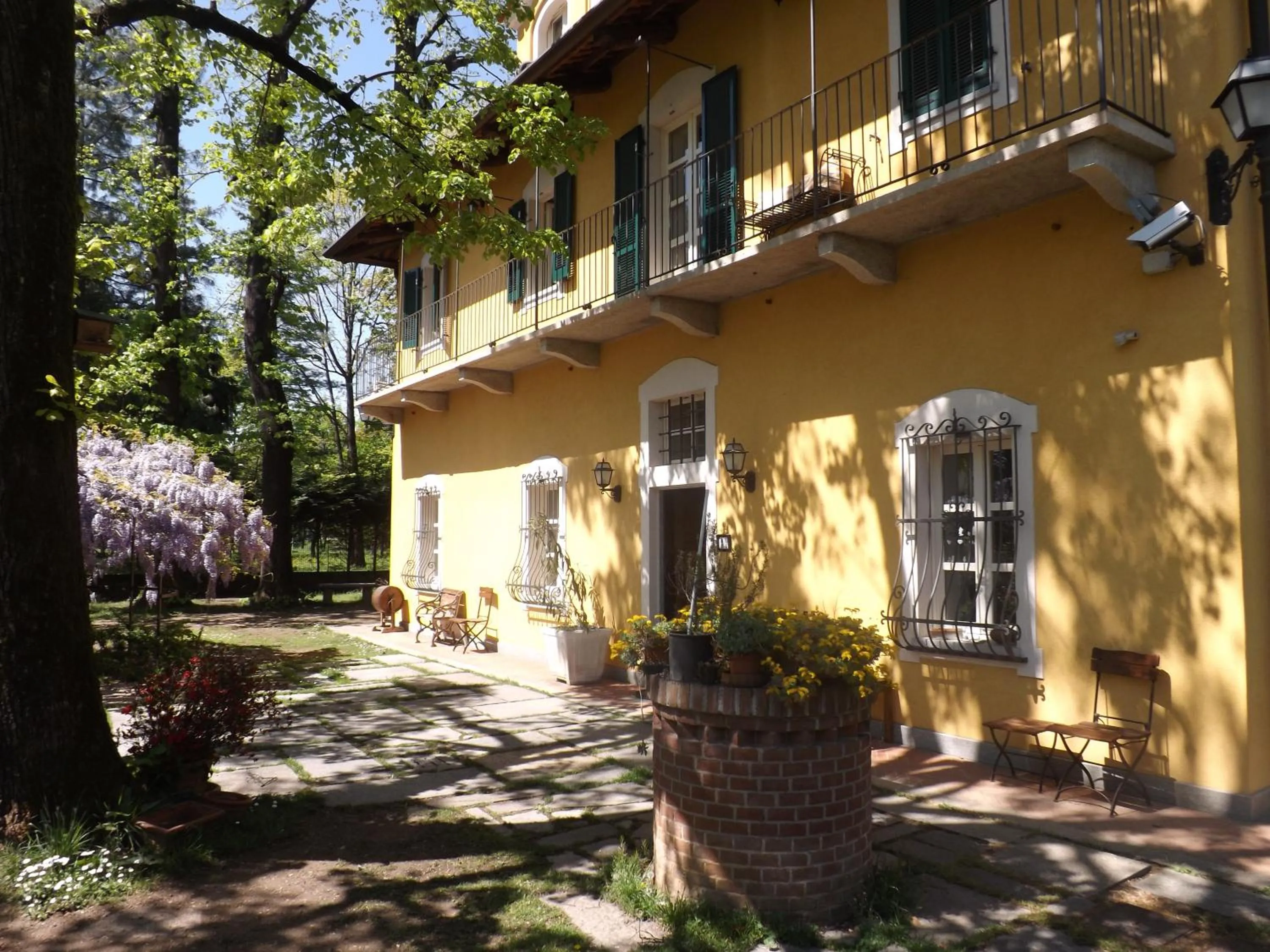 Property building in Villa Mirano Bed & Breakfast
