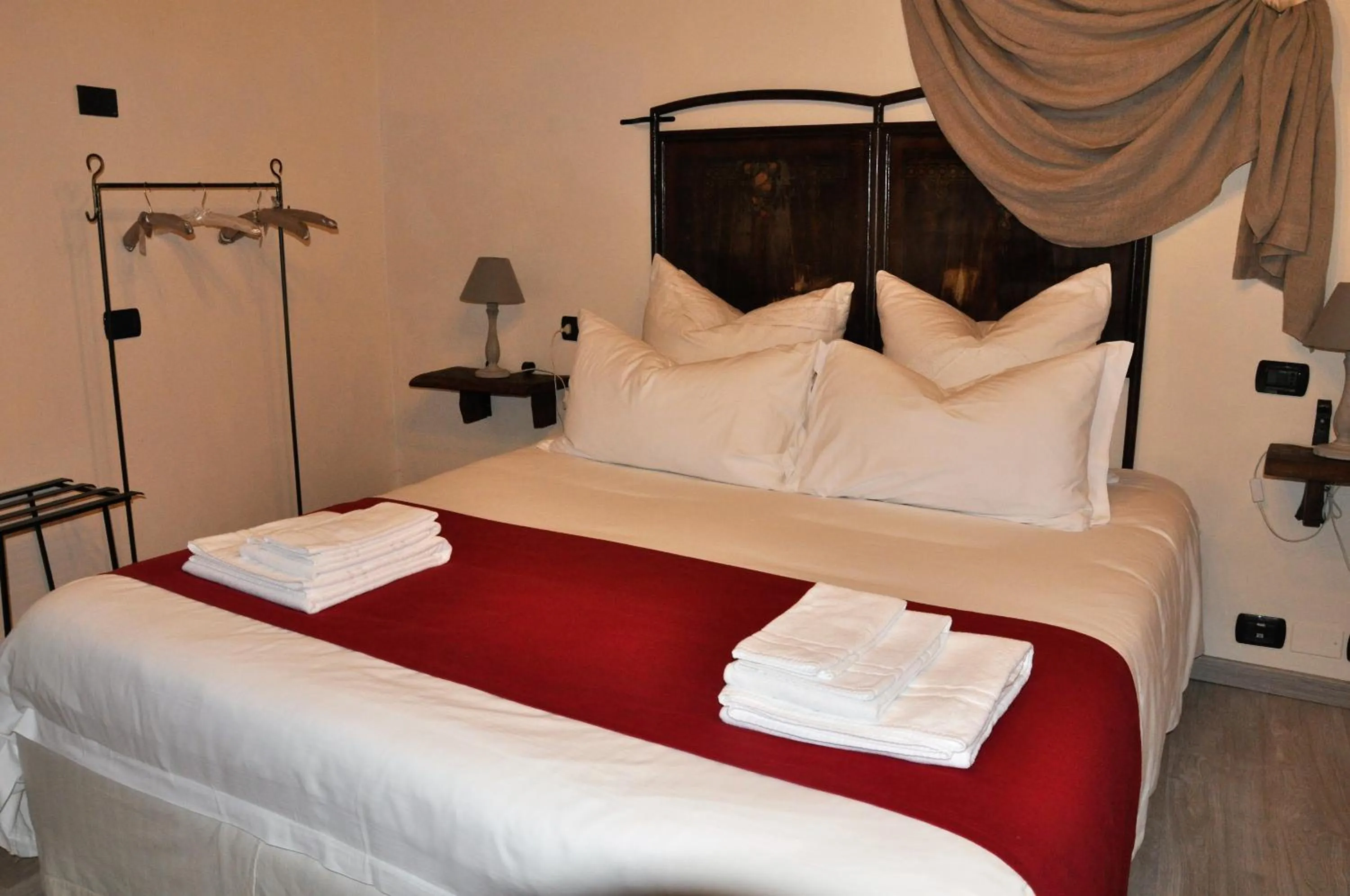 Photo of the whole room, Bed in Torre della Botonta