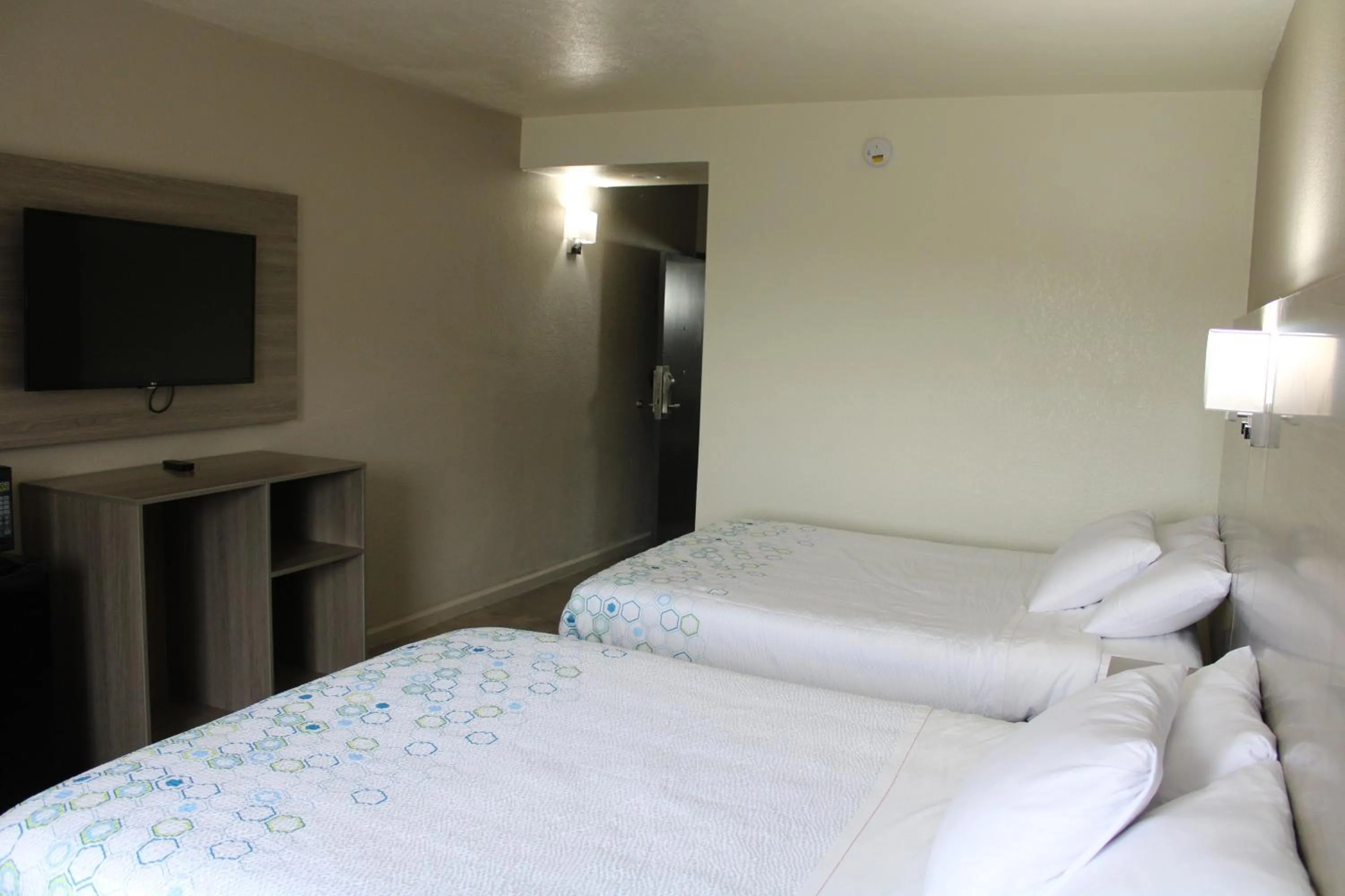 Bedroom, Bed in BlissPoint Inn, Kokomo