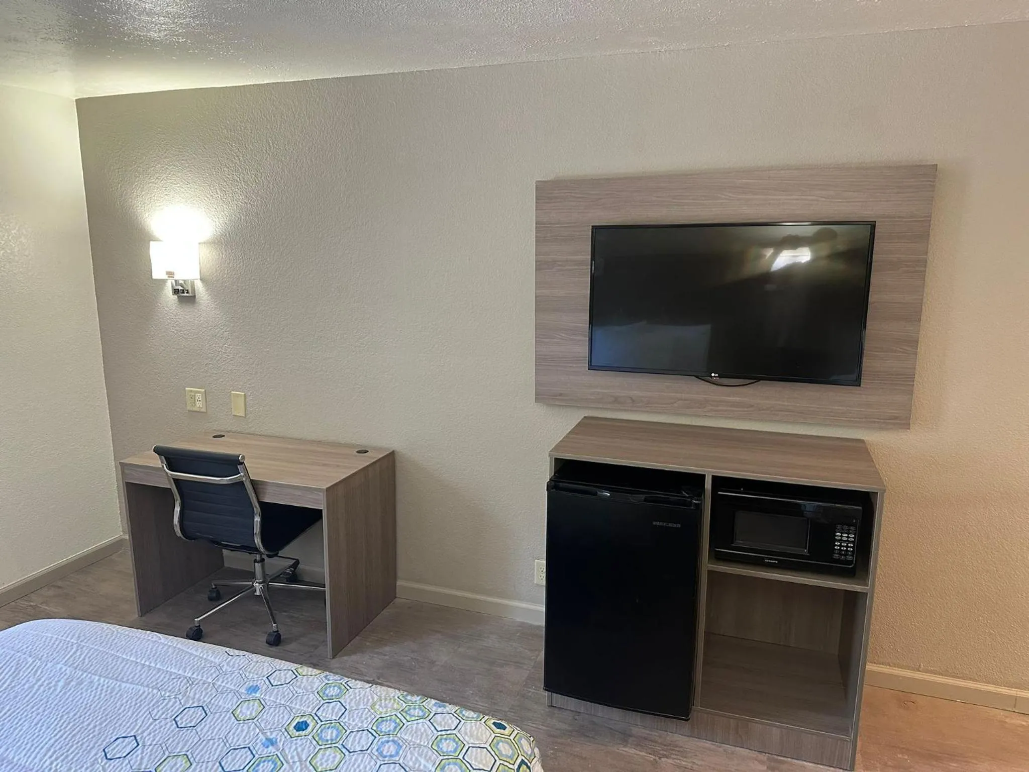 TV and multimedia, Bed in BlissPoint Inn, Kokomo