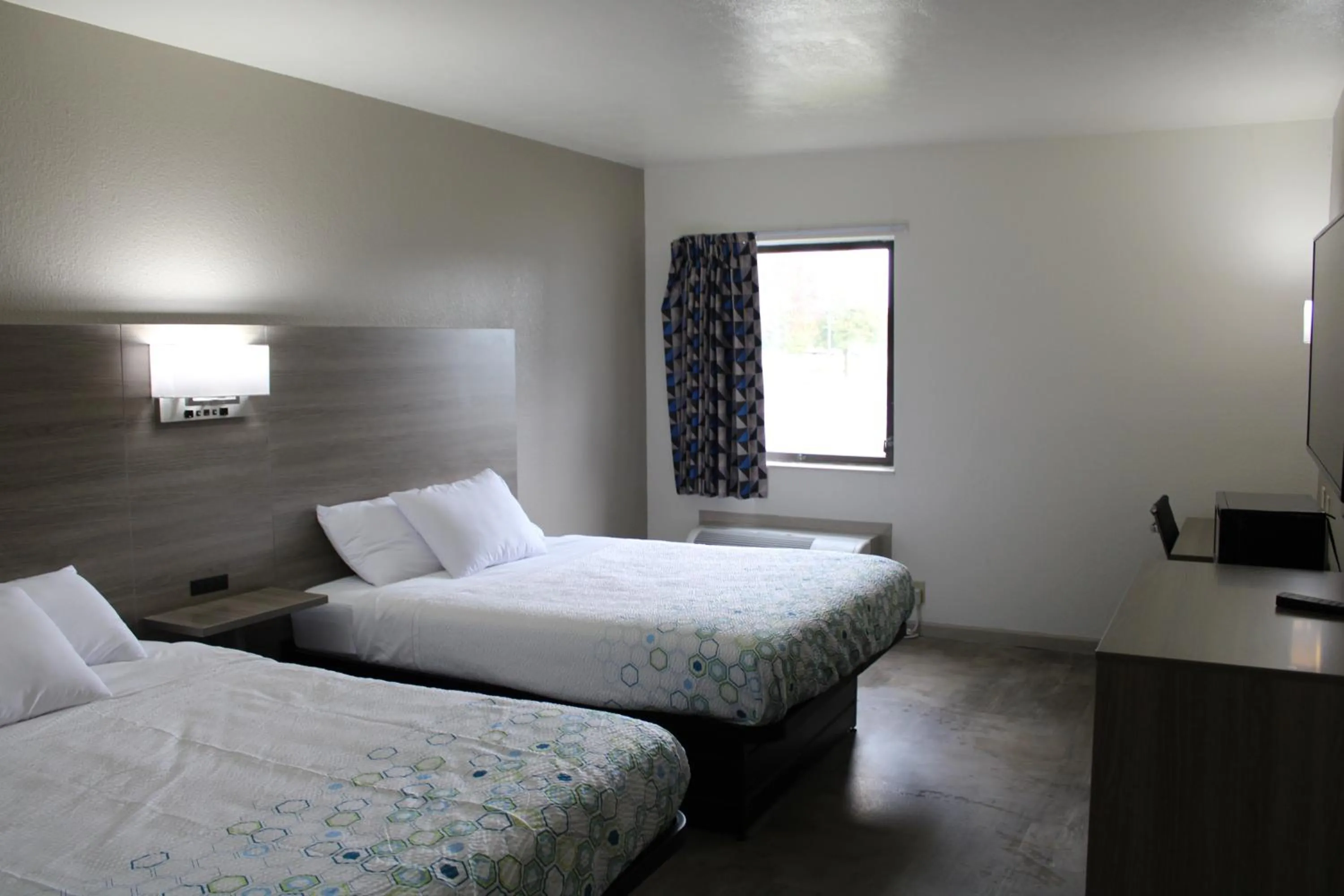 Photo of the whole room, Bed in BlissPoint Inn, Kokomo