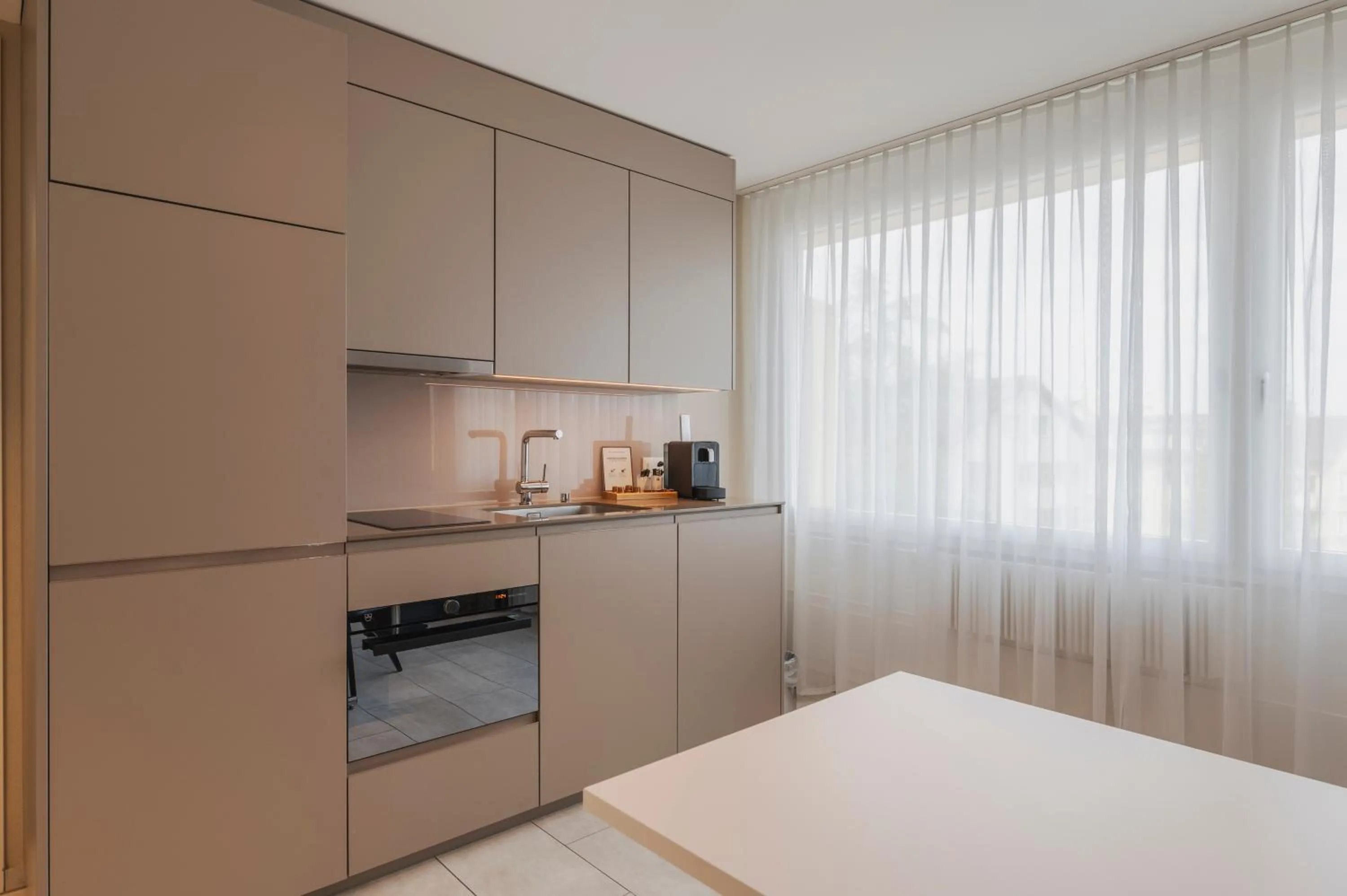 Coffee/tea facilities, Bed in Amanthos Living Zürich Airport