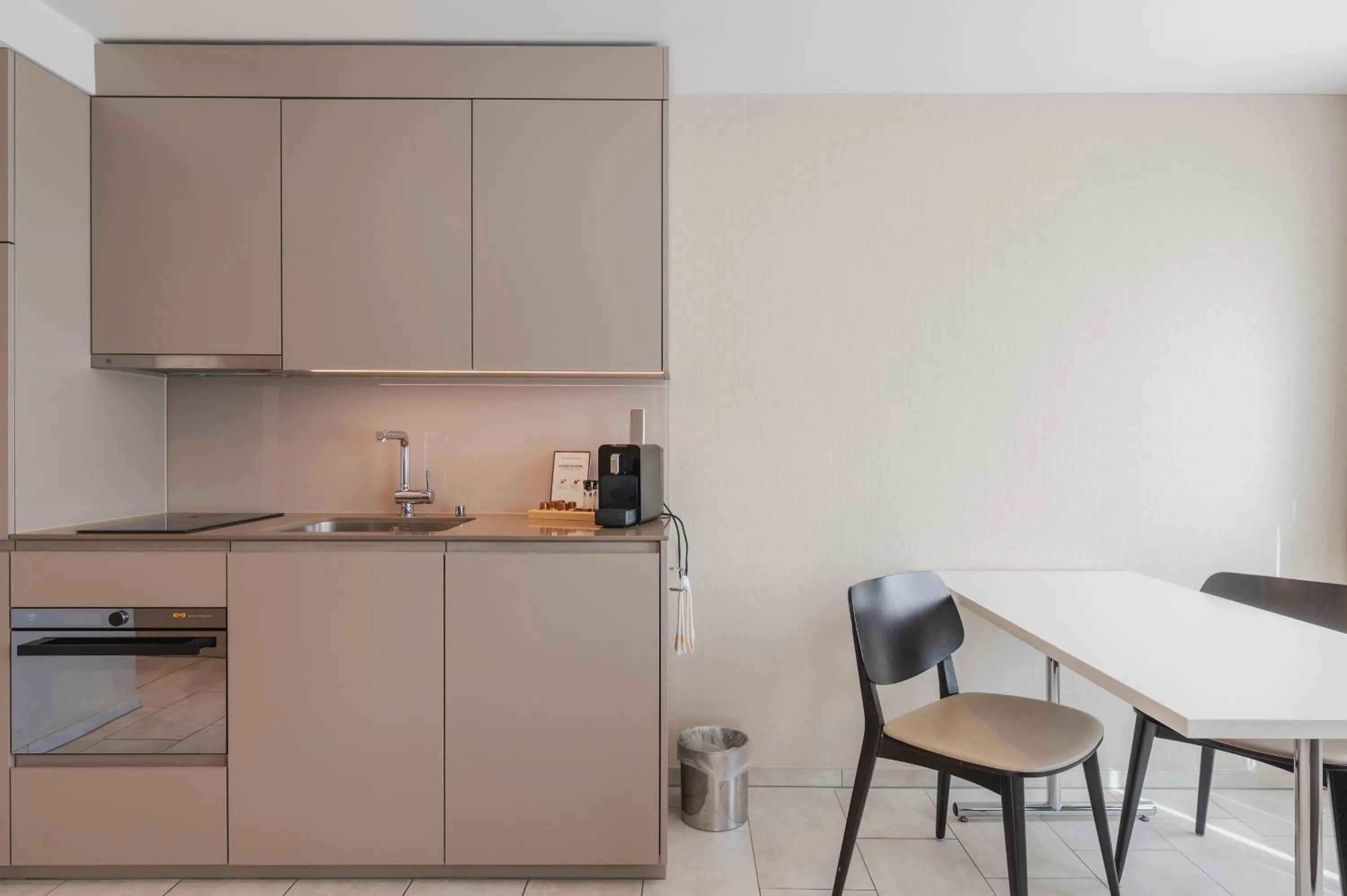 Coffee/tea facilities in Amanthos Living Zürich Airport