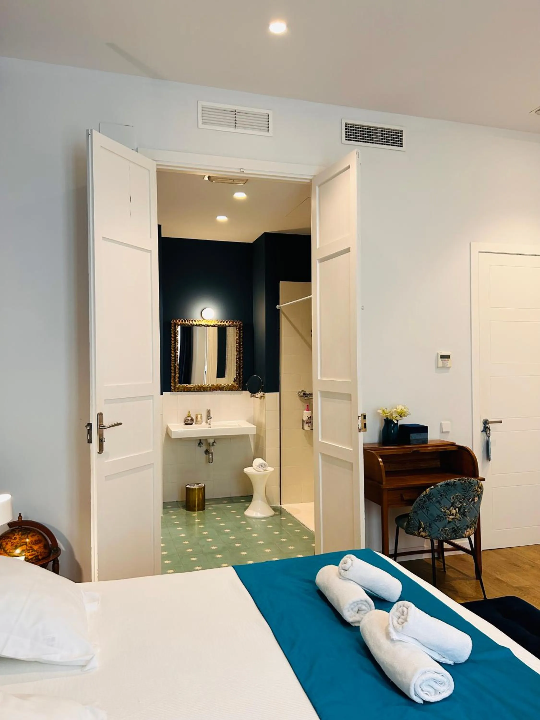 Photo of the whole room, Bed in L'Esplai Valencia