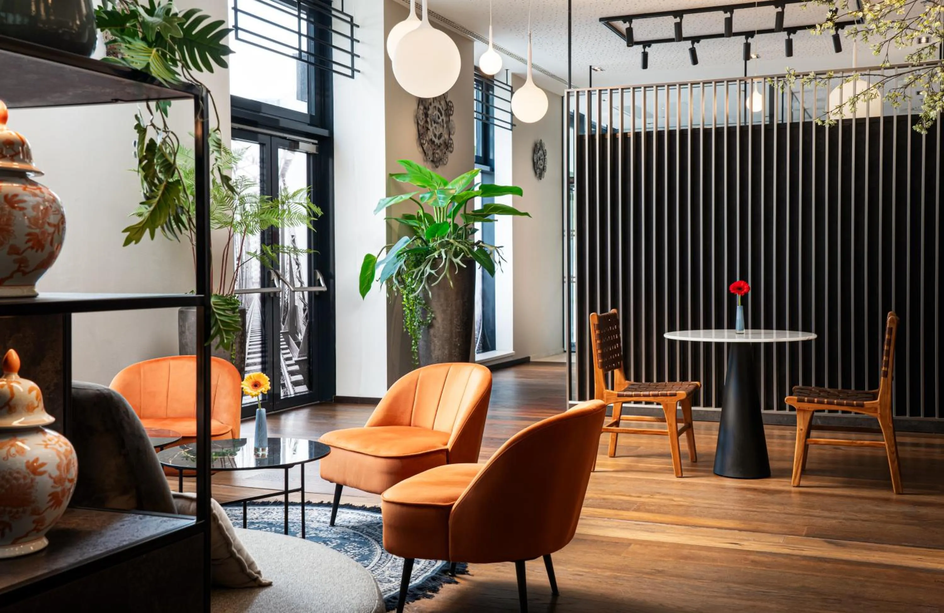 Lounge or bar in Leonardo Hotel Vienna Hauptbahnhof