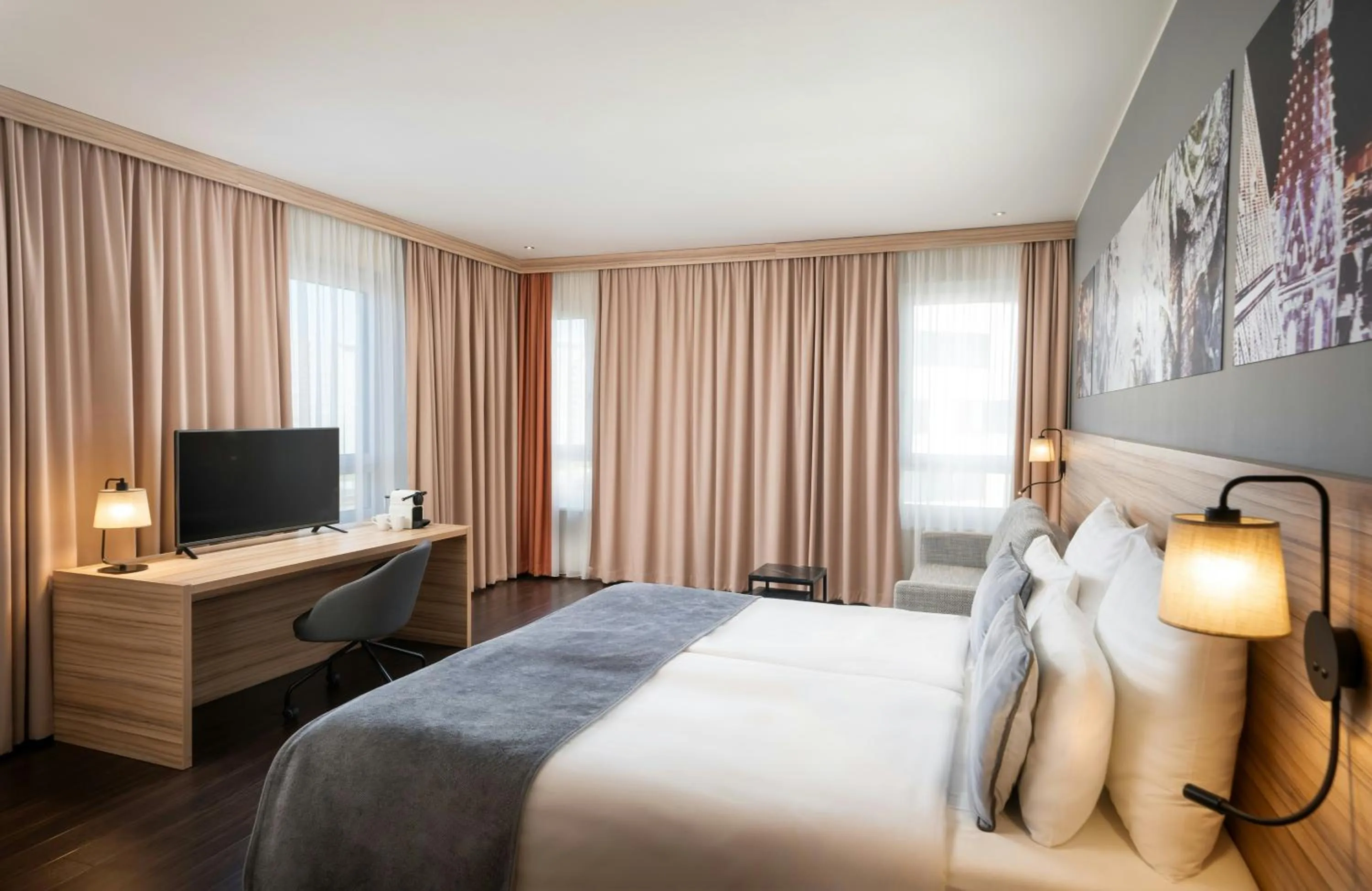 Photo of the whole room, Bed in Leonardo Hotel Vienna Hauptbahnhof