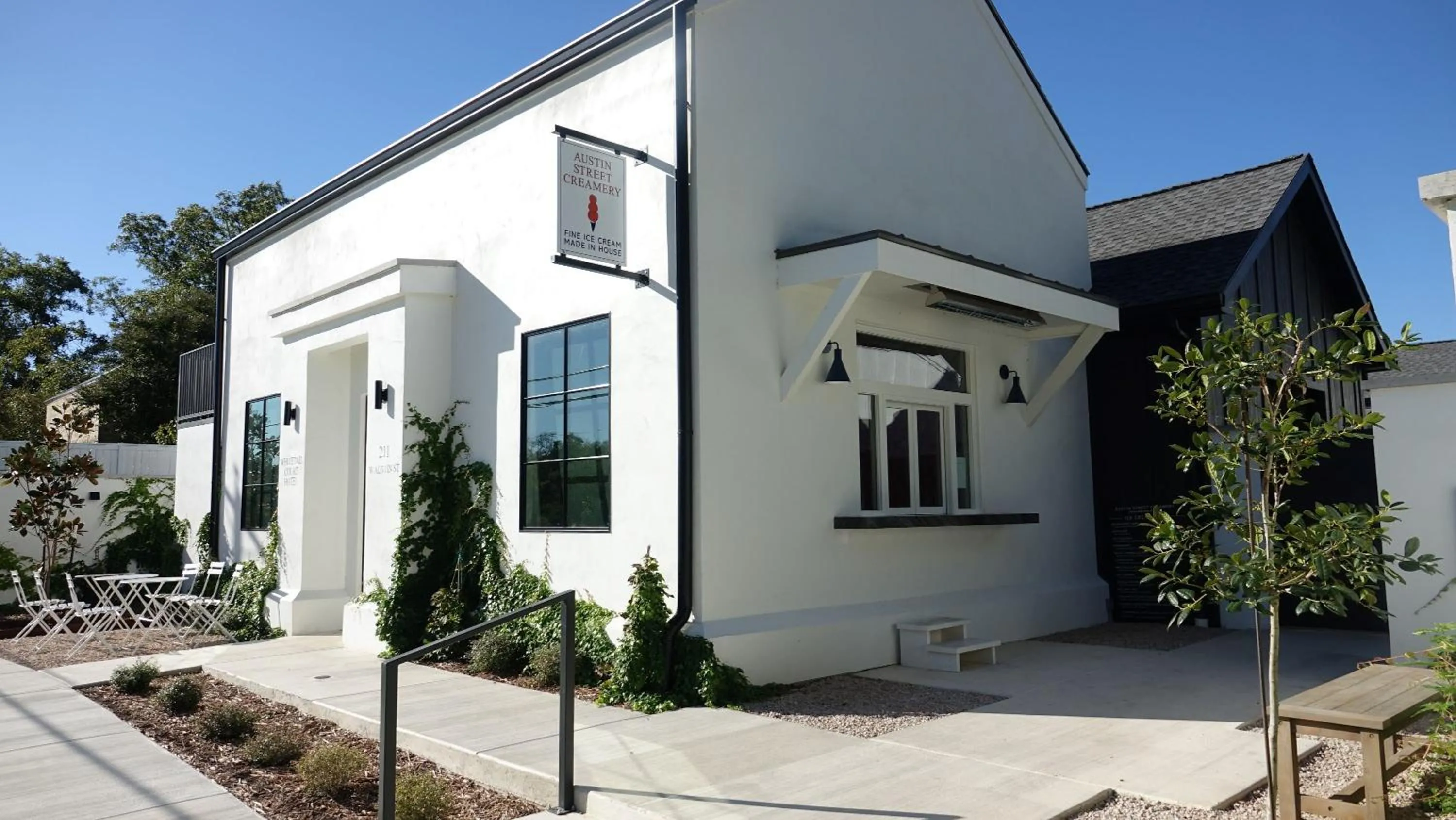 Property building in Whitetail Court Hotel