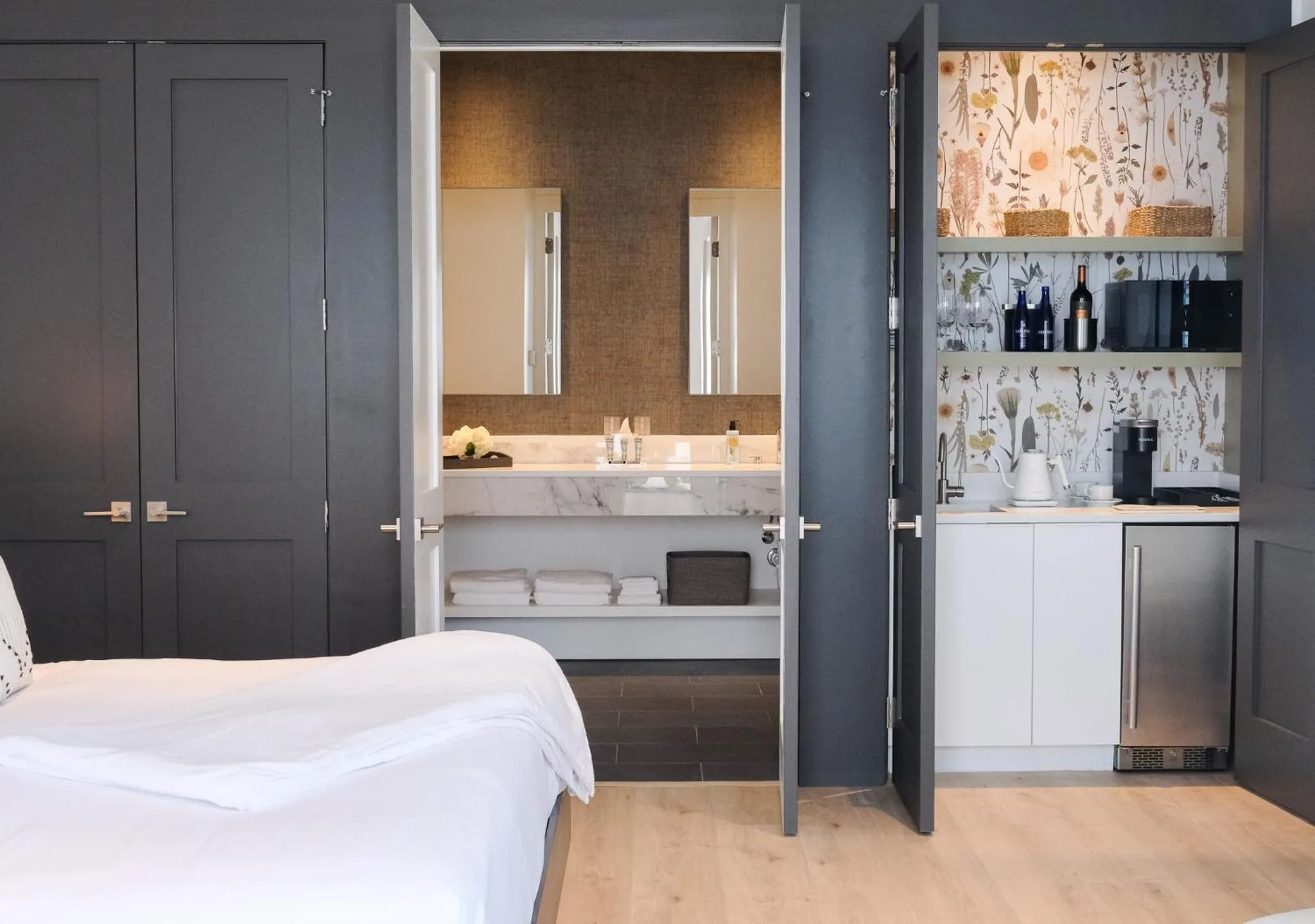 Bedroom, Bed in Whitetail Court Hotel