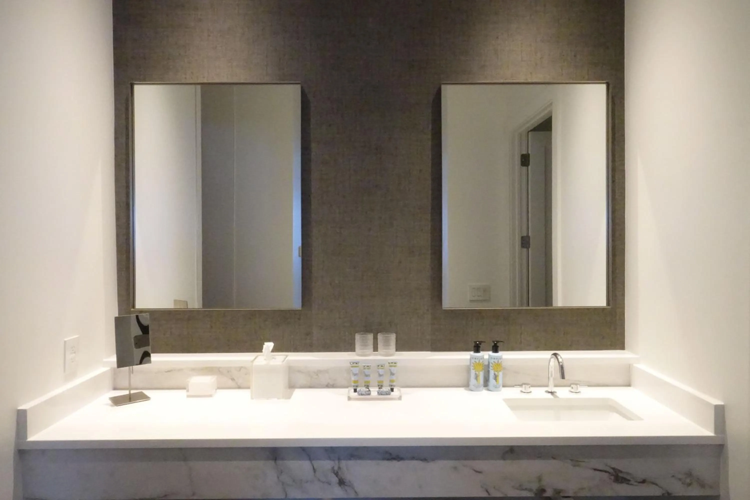 Bathroom in Whitetail Court Hotel