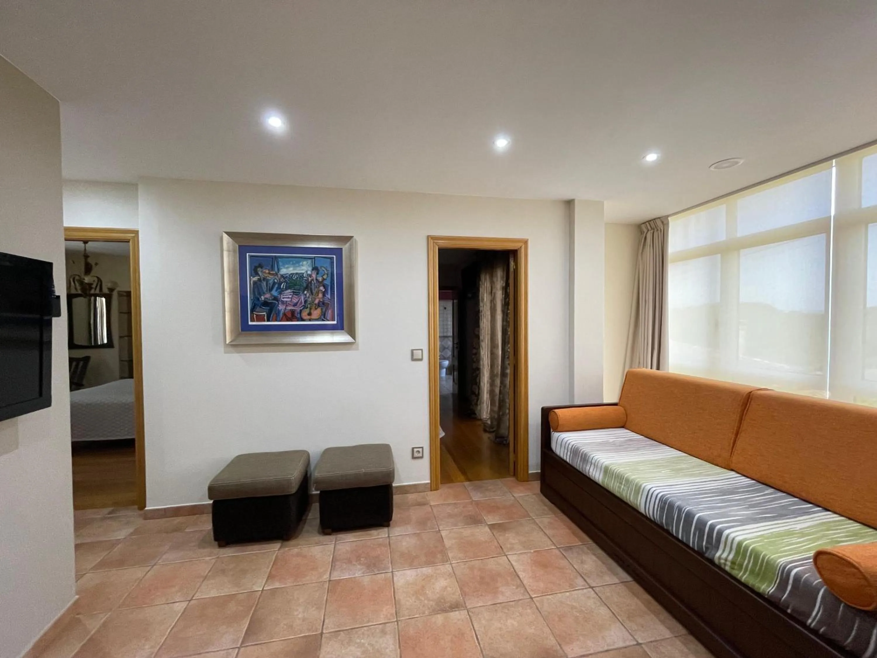 Living room, Bed in Apartamentos Río Sil