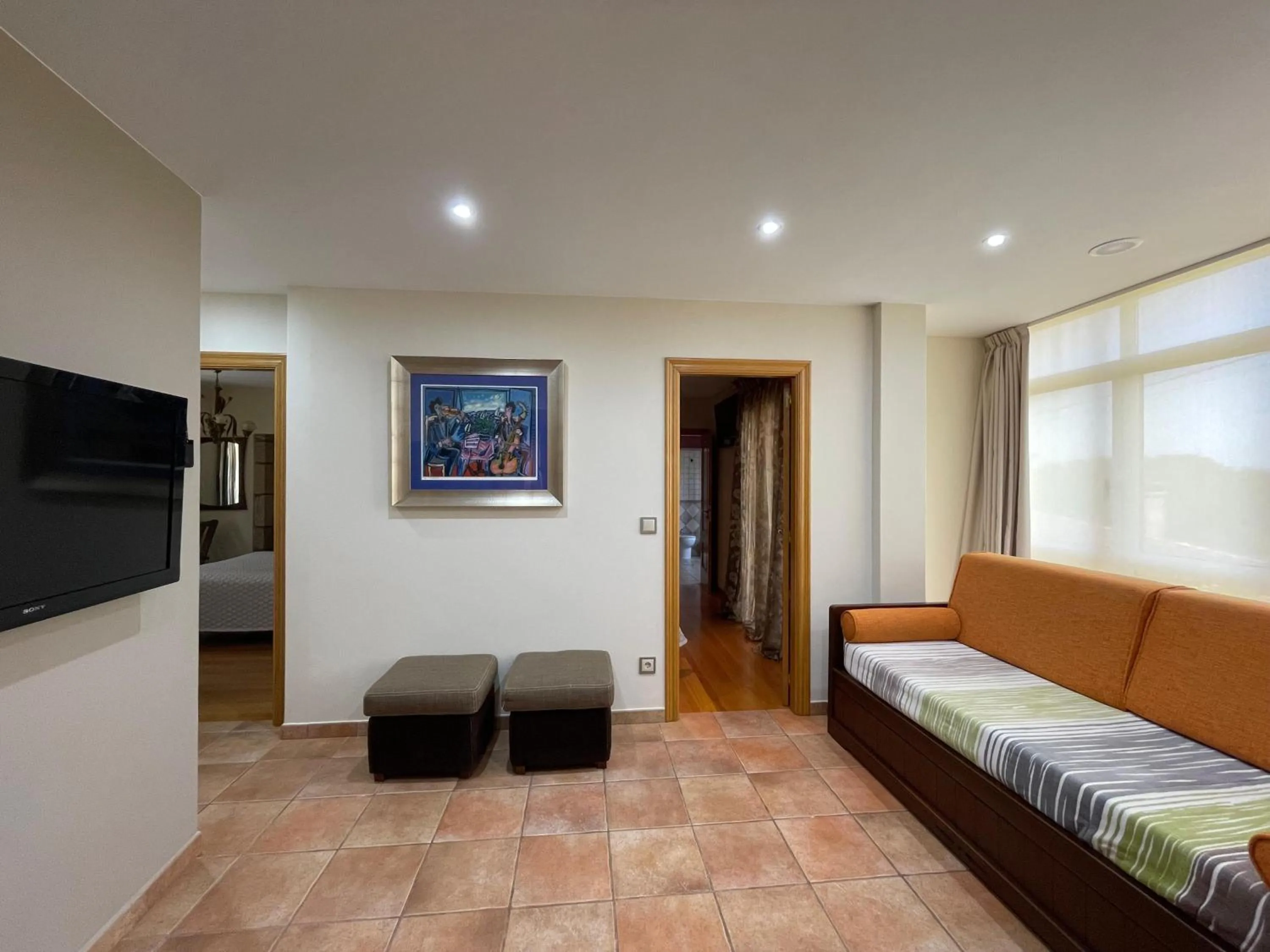 Living room, Bed in Apartamentos Río Sil