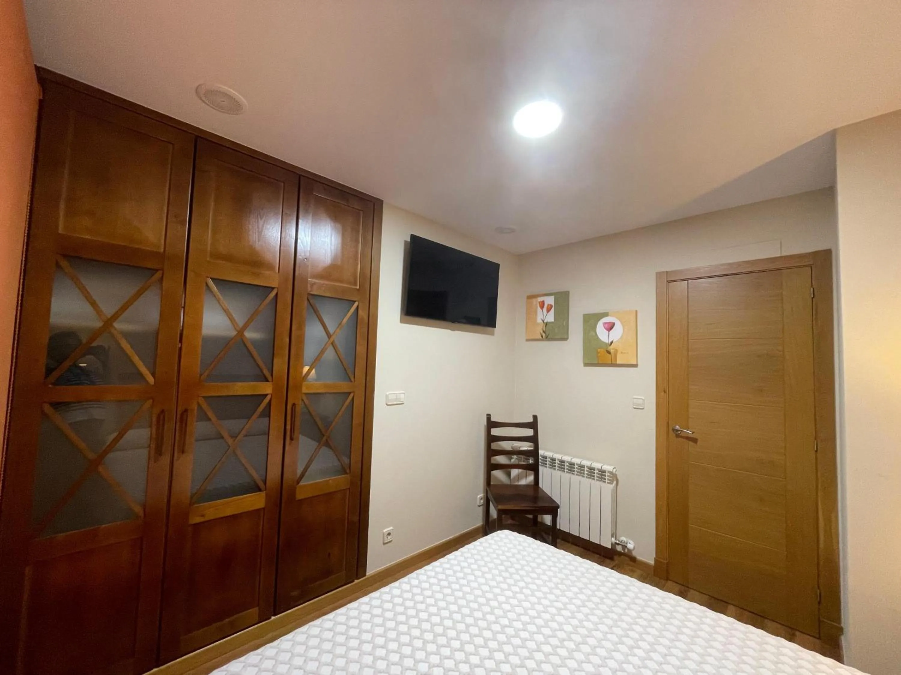 wardrobe, Bed in Apartamentos Río Sil