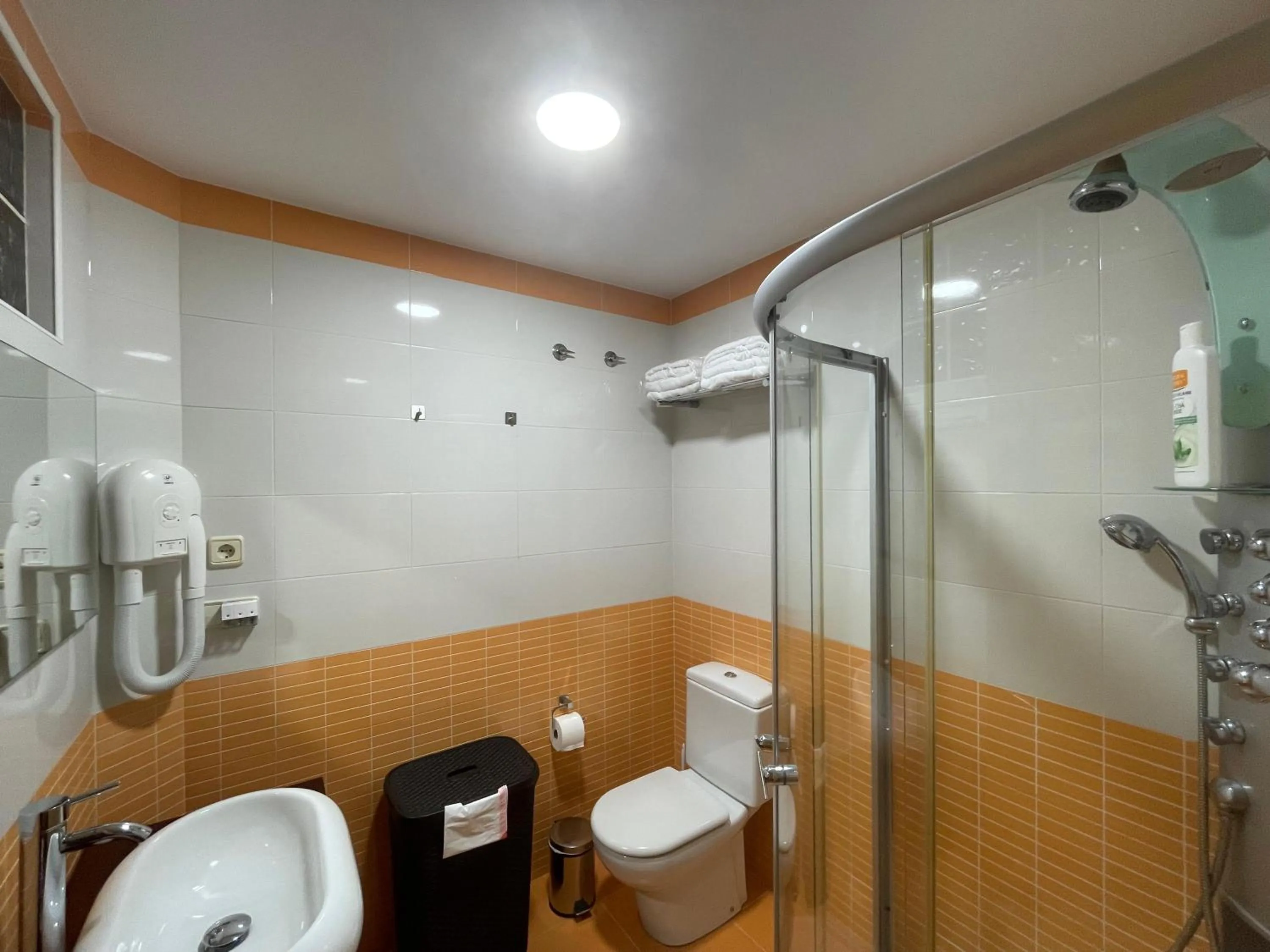 Bathroom in Apartamentos Río Sil