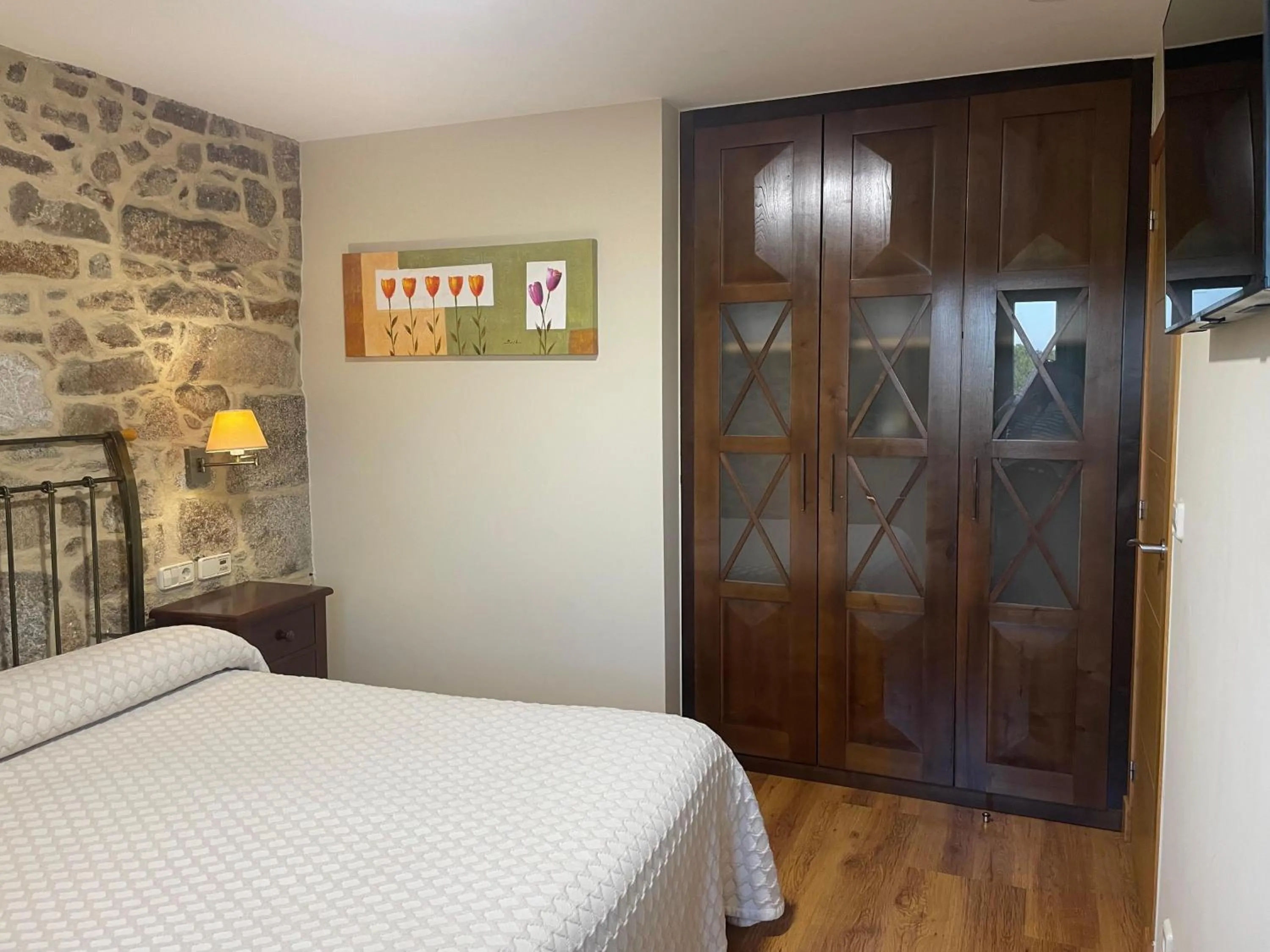 wardrobe, Bed in Apartamentos Río Sil