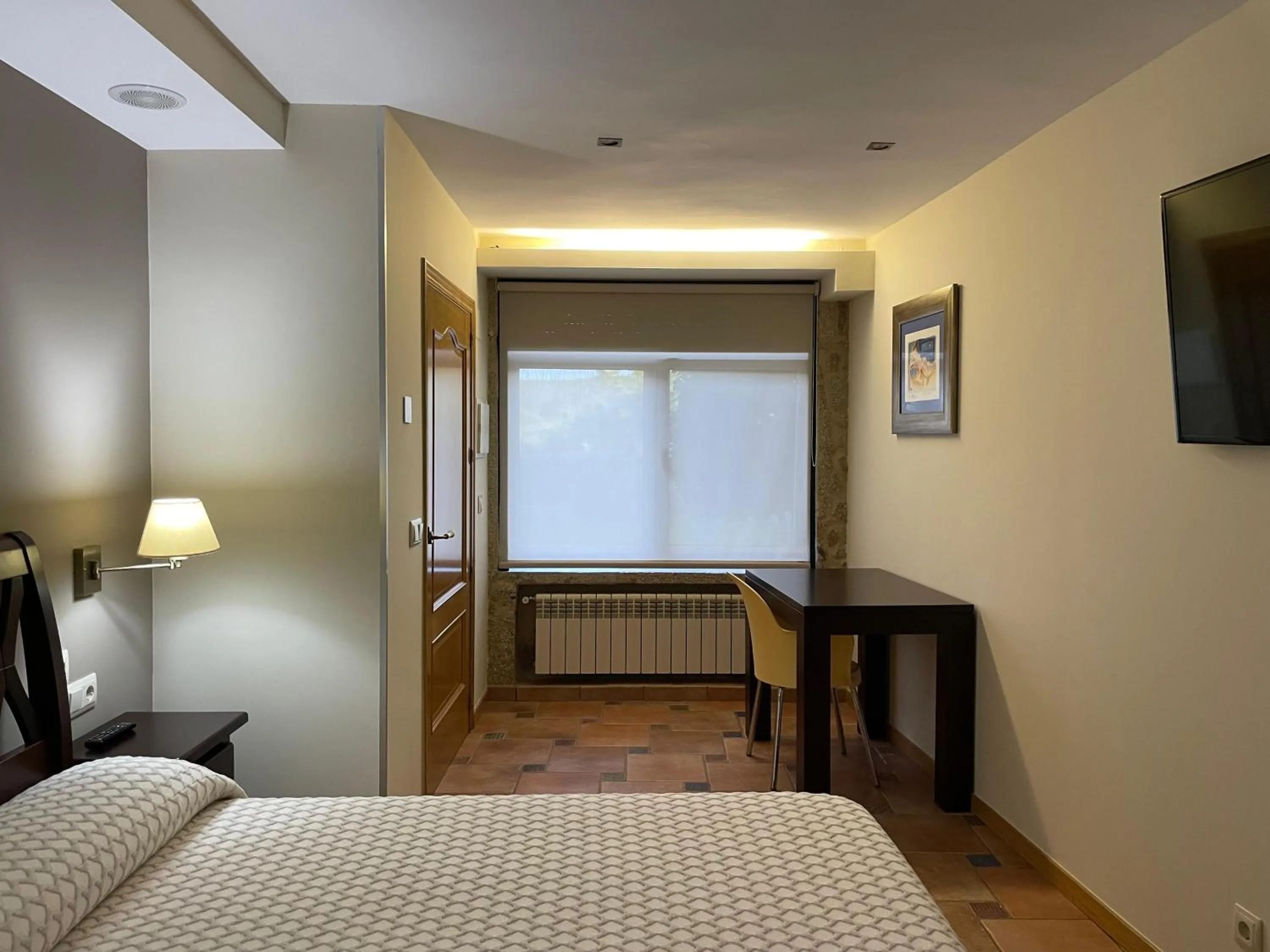 Seating area, Bed in Apartamentos Río Sil