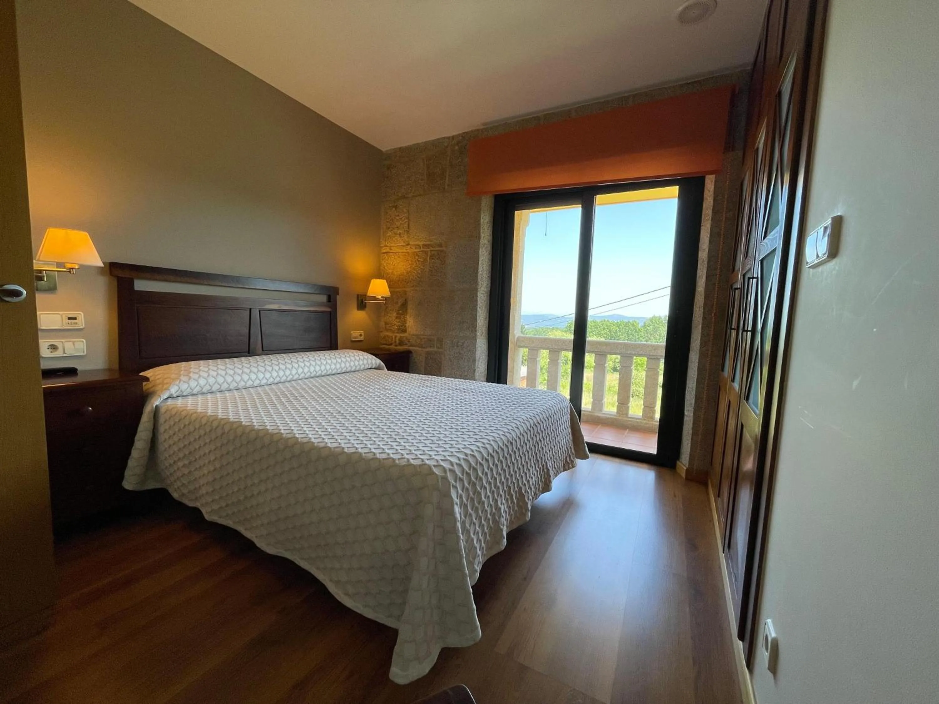 Bedroom, Bed in Apartamentos Río Sil