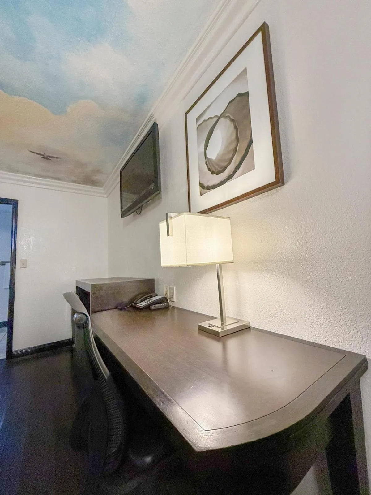 TV and multimedia in Super 7 Motel - Anaheim Packing District & Disneyland