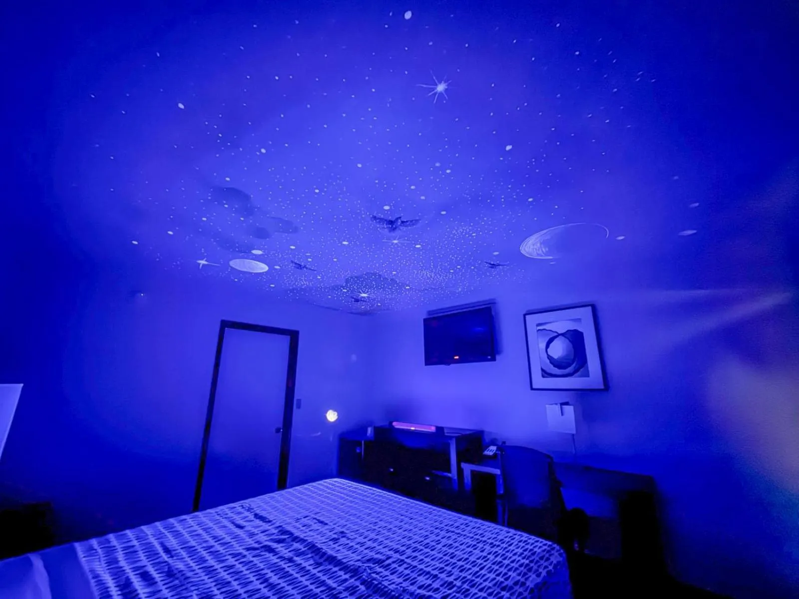 Bed in Super 7 Motel - Anaheim Packing District & Disneyland