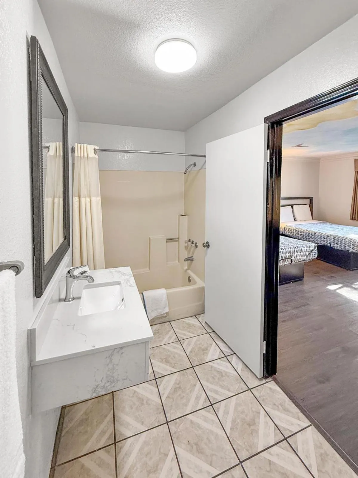 Bathroom, Bed in Super 7 Motel - Anaheim Packing District & Disneyland