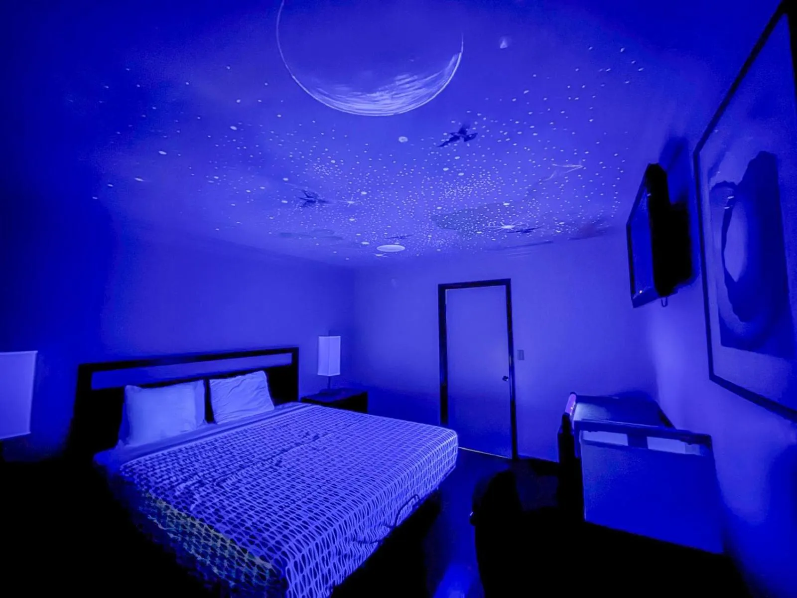 Bed in Super 7 Motel - Anaheim Packing District & Disneyland