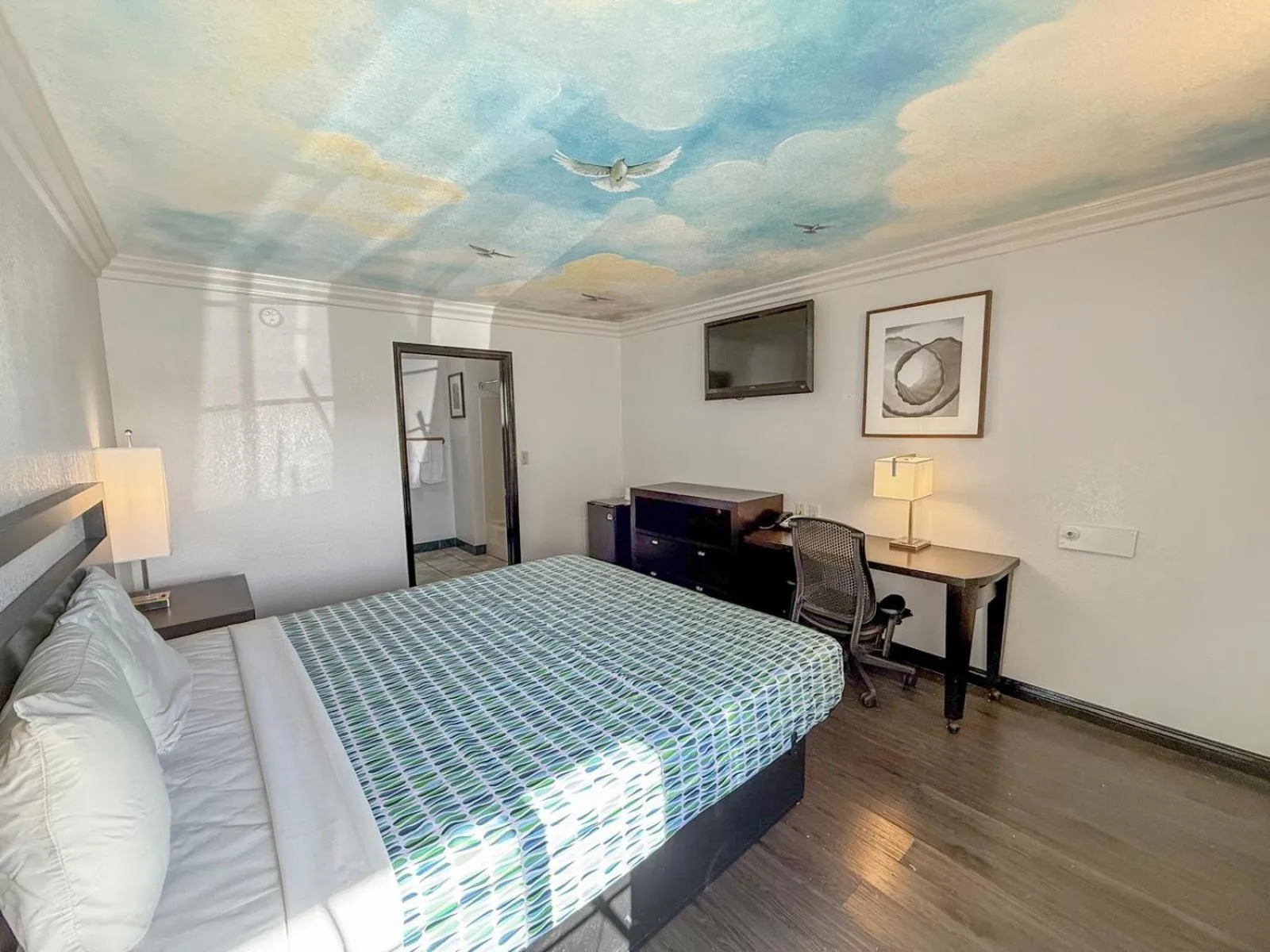 Bed in Super 7 Motel - Anaheim Packing District & Disneyland