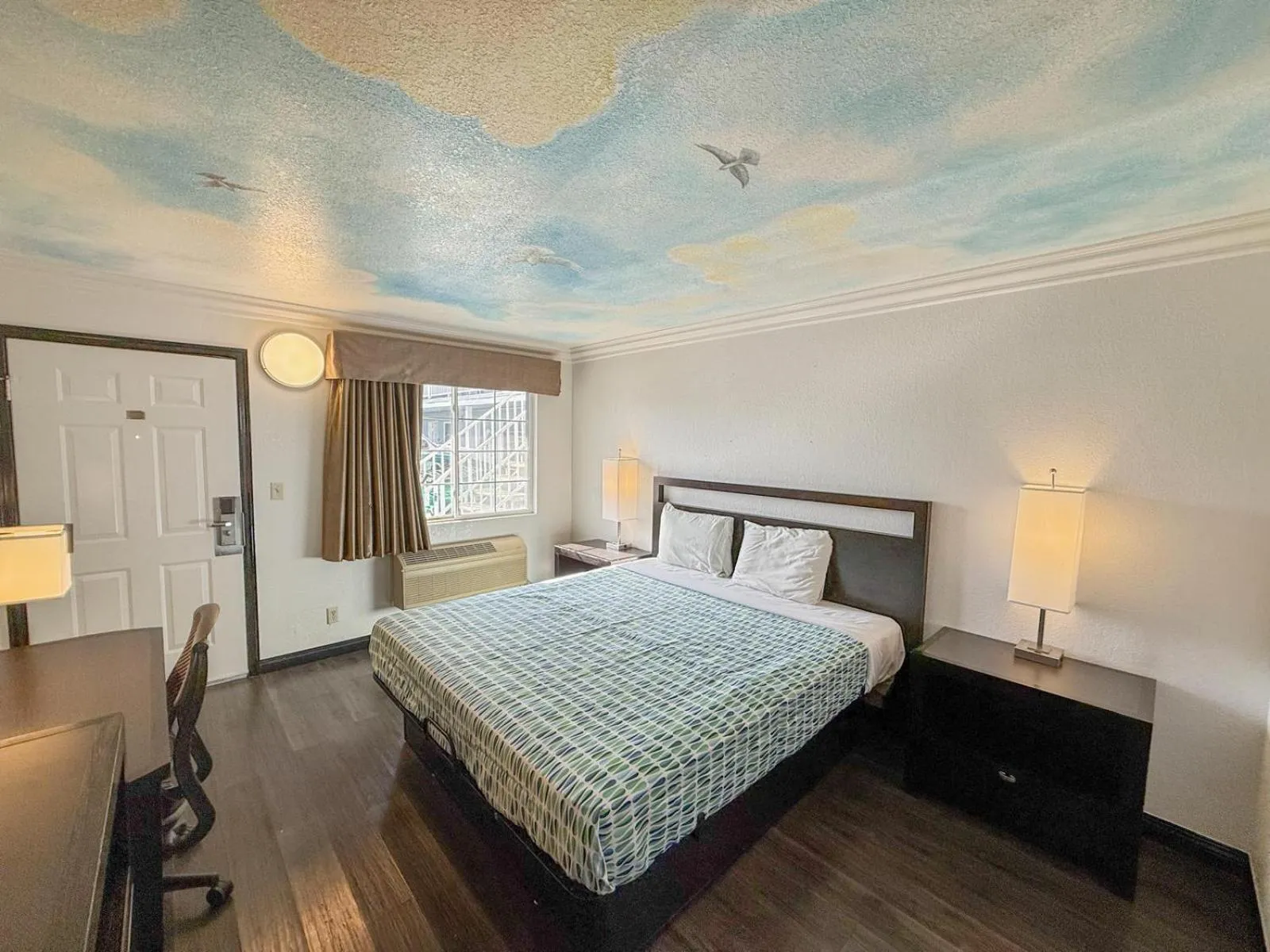 Bed in Super 7 Motel - Anaheim Packing District & Disneyland