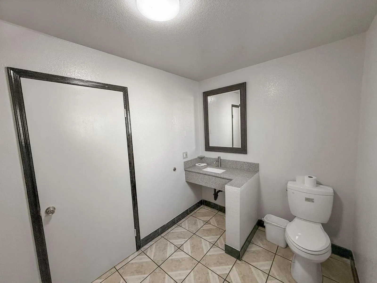 Toilet in Super 7 Motel - Anaheim Packing District & Disneyland