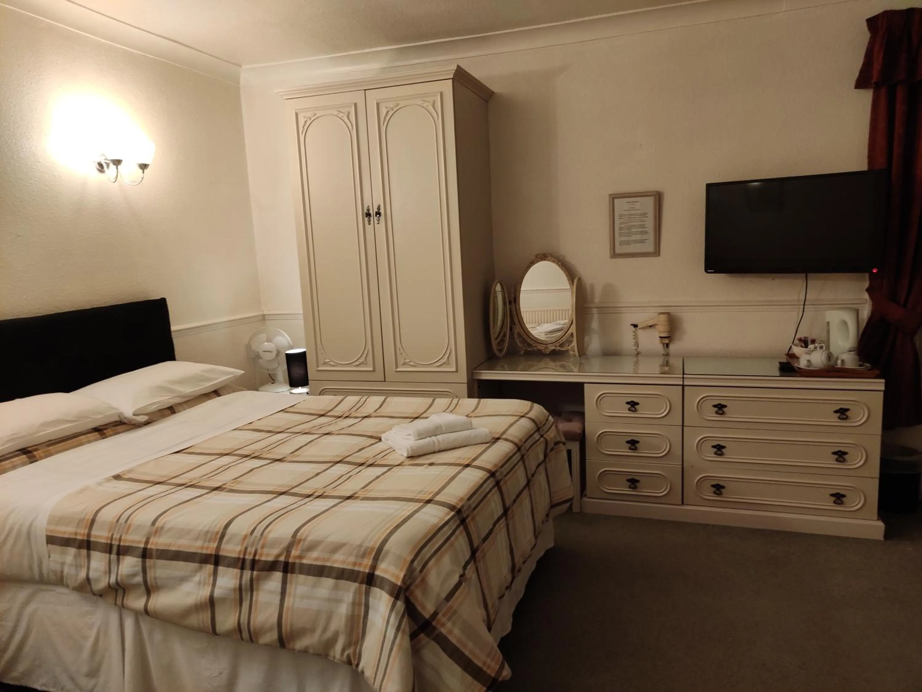 Standard Quadruple Room in Arundel Park Hotel